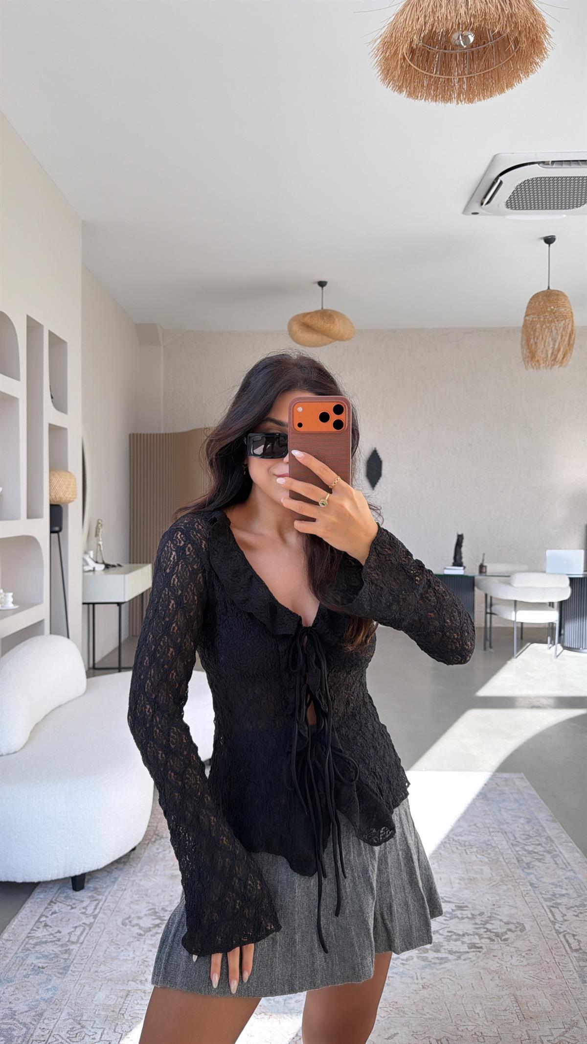 Siyah Bağcıklı Fırfırlı Dantel Bluz