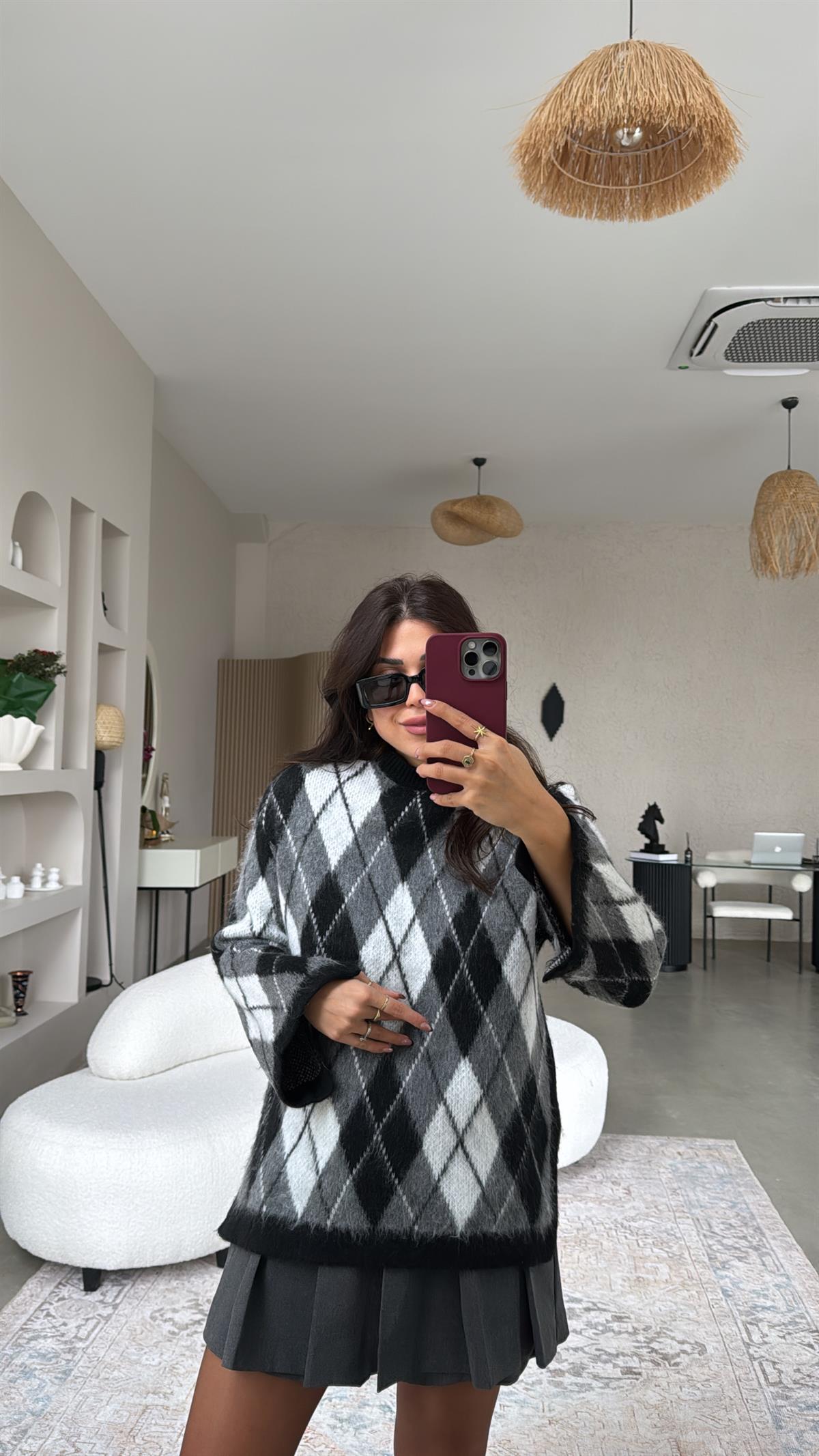 Siyah Baklava Desenli Massi Kazak