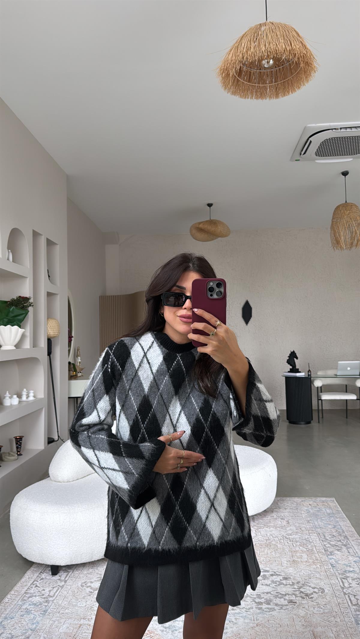 Siyah Baklava Desenli Massi Kazak