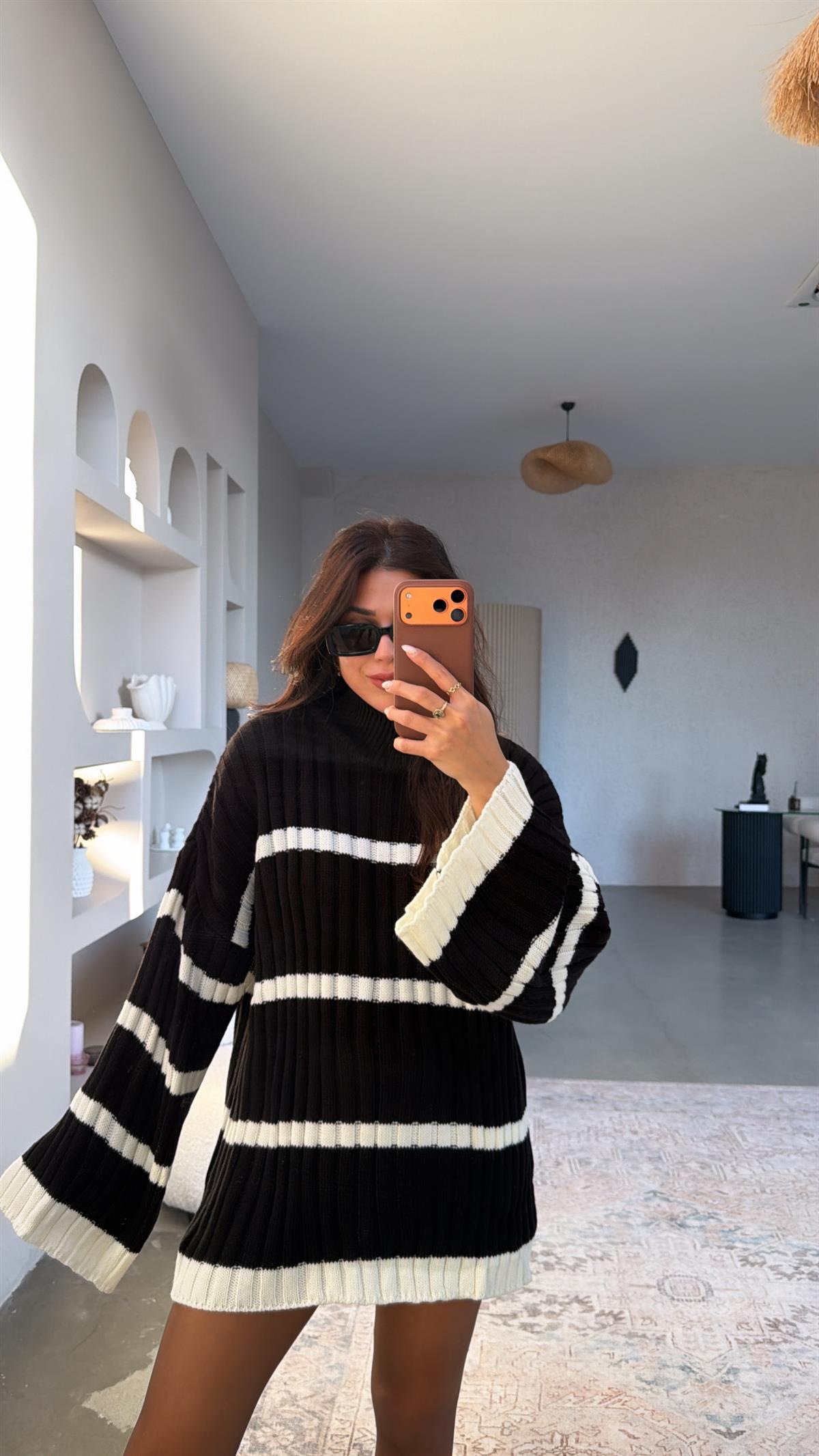 Siyah Beyaz Çizgili Boğazlı Oversize Kazak