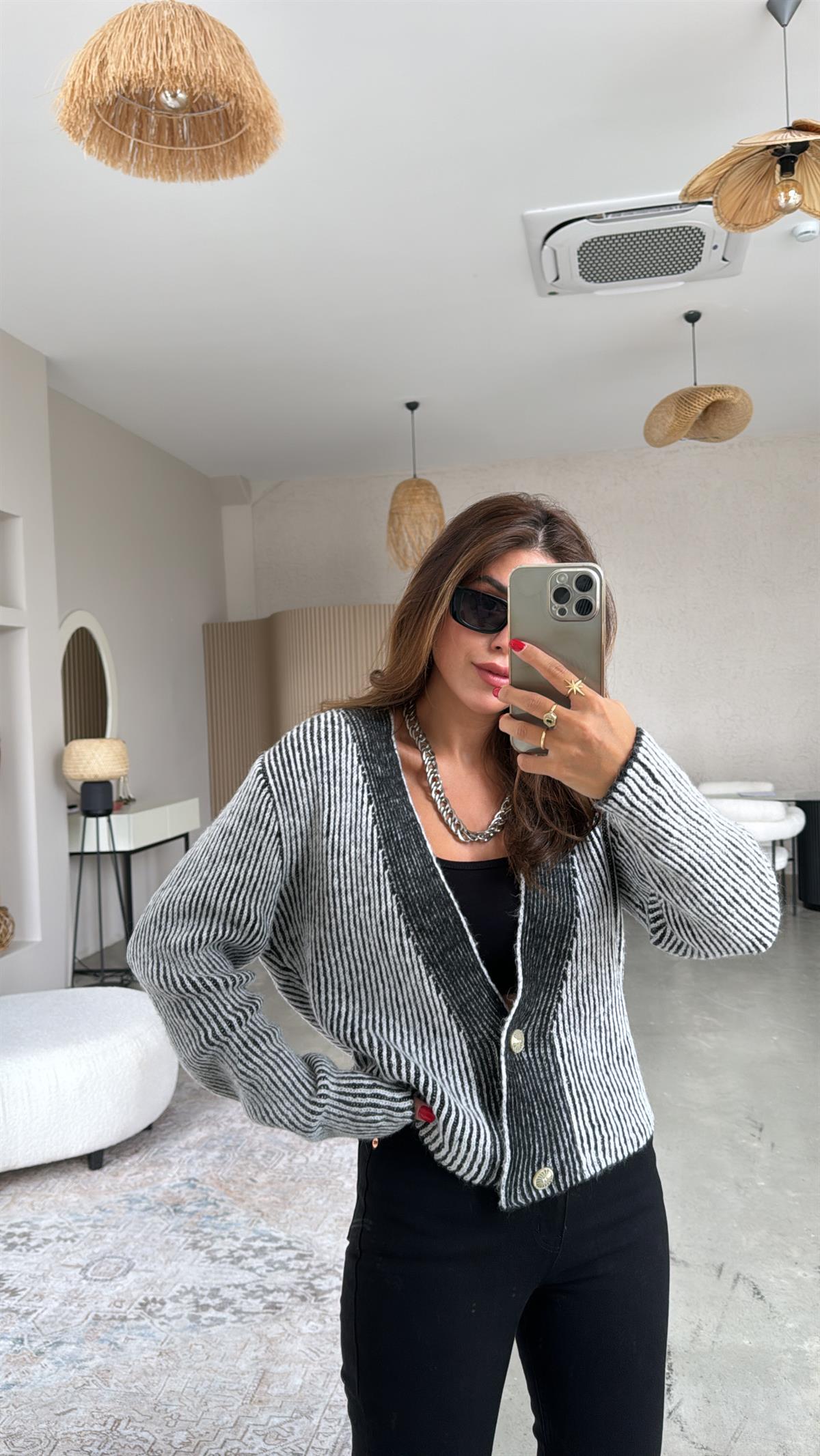 Siyah Beyaz Detay Orijinal Hırka