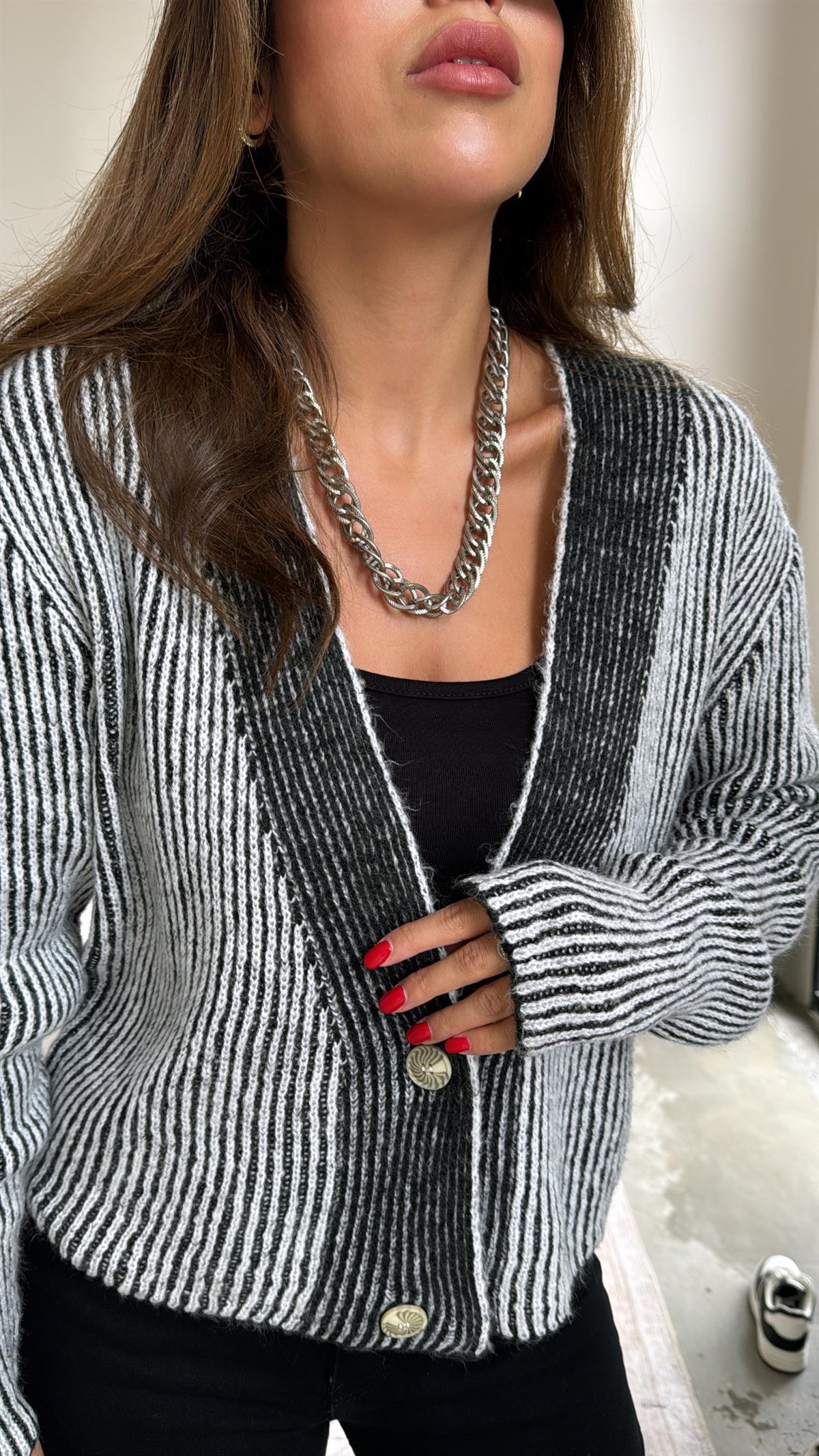 Siyah Beyaz Detay Orijinal Hırka