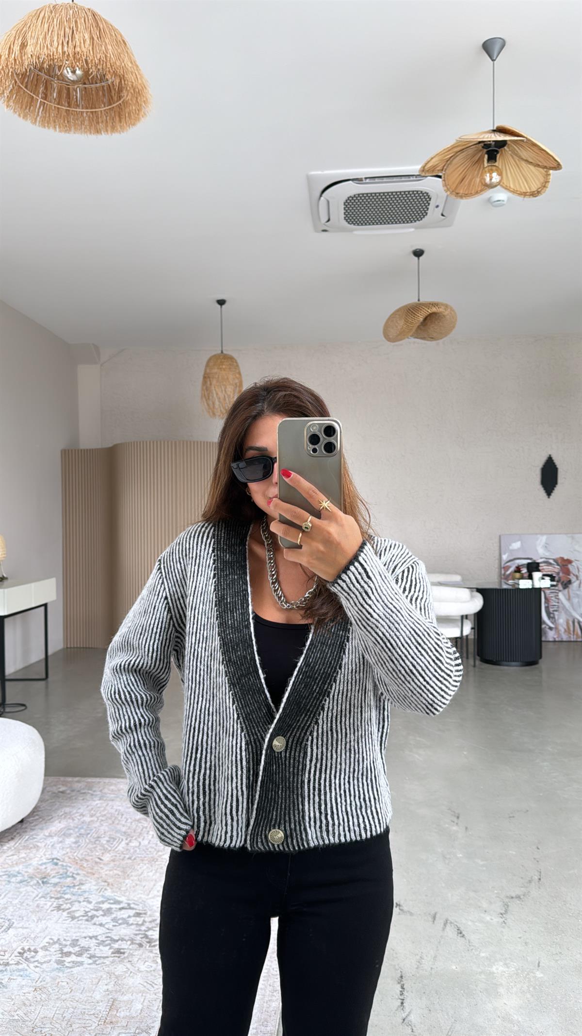 Siyah Beyaz Detay Orijinal Hırka