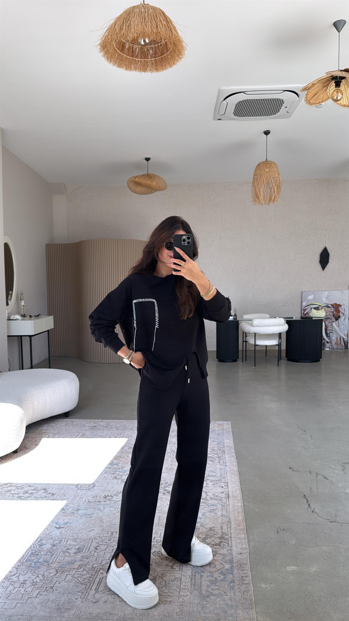 Siyah Beyaz Nakış Detaylı Yırtmaçlı Takım