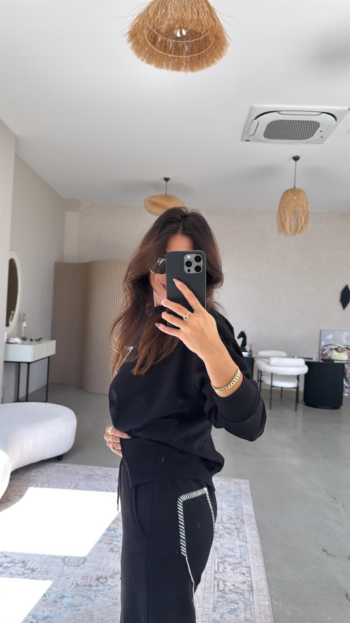 Siyah Beyaz Nakış Detaylı Yırtmaçlı Takım