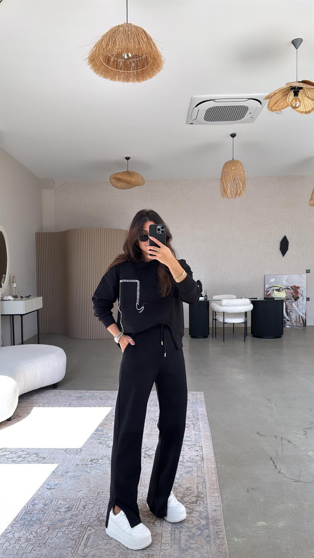 Siyah Beyaz Nakış Detaylı Yırtmaçlı Takım