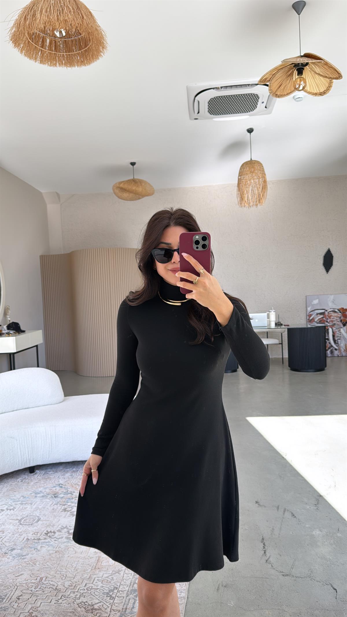 Siyah Boğazlı Diz Altı Triko Elbise