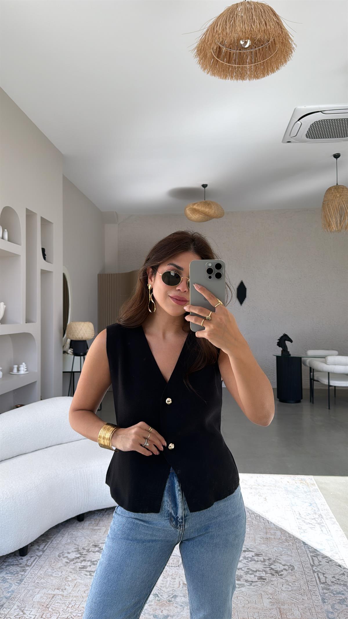 Siyah Büyük Düğmeli Triko Yelek