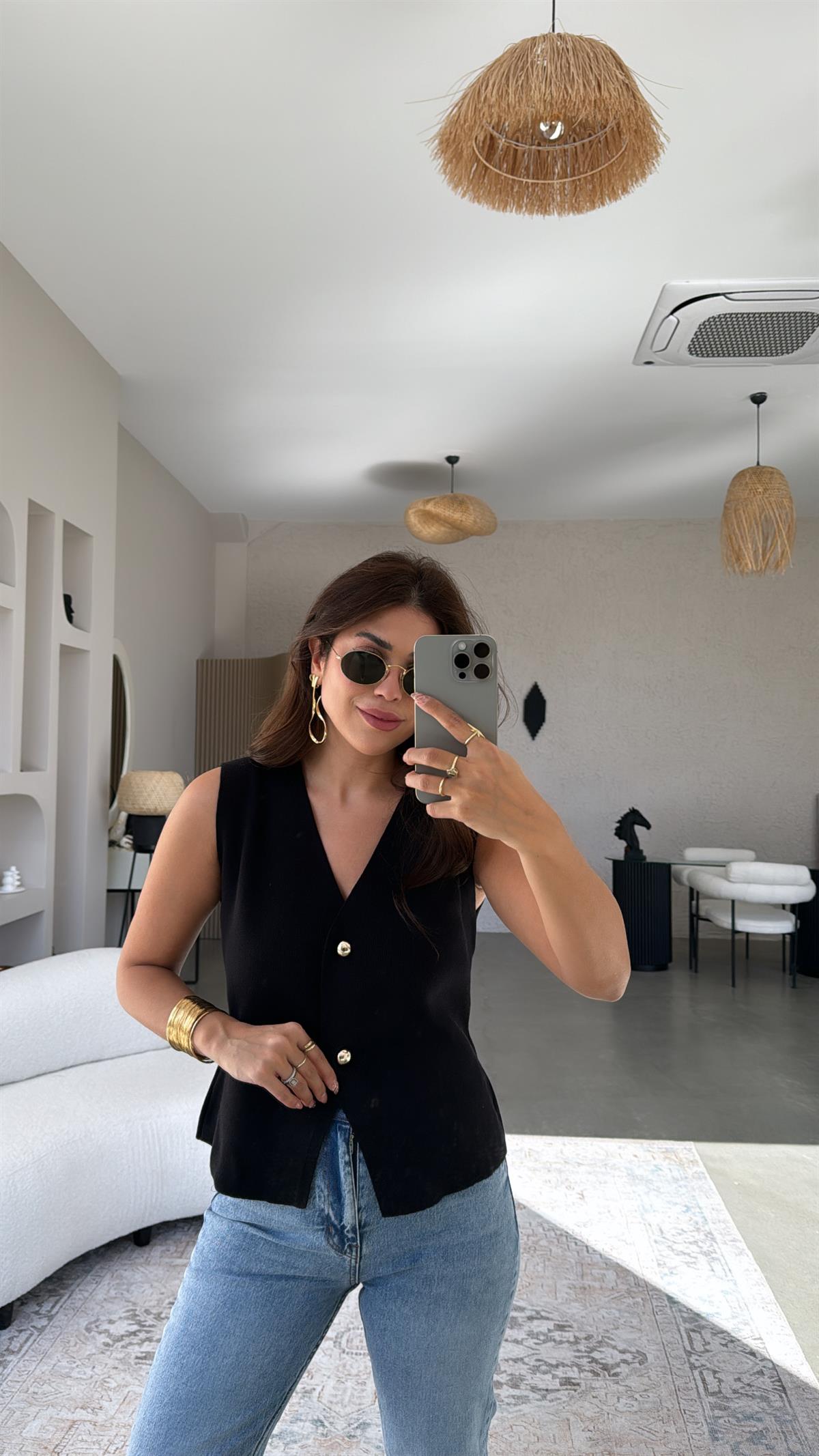 Siyah Büyük Düğmeli Triko Yelek