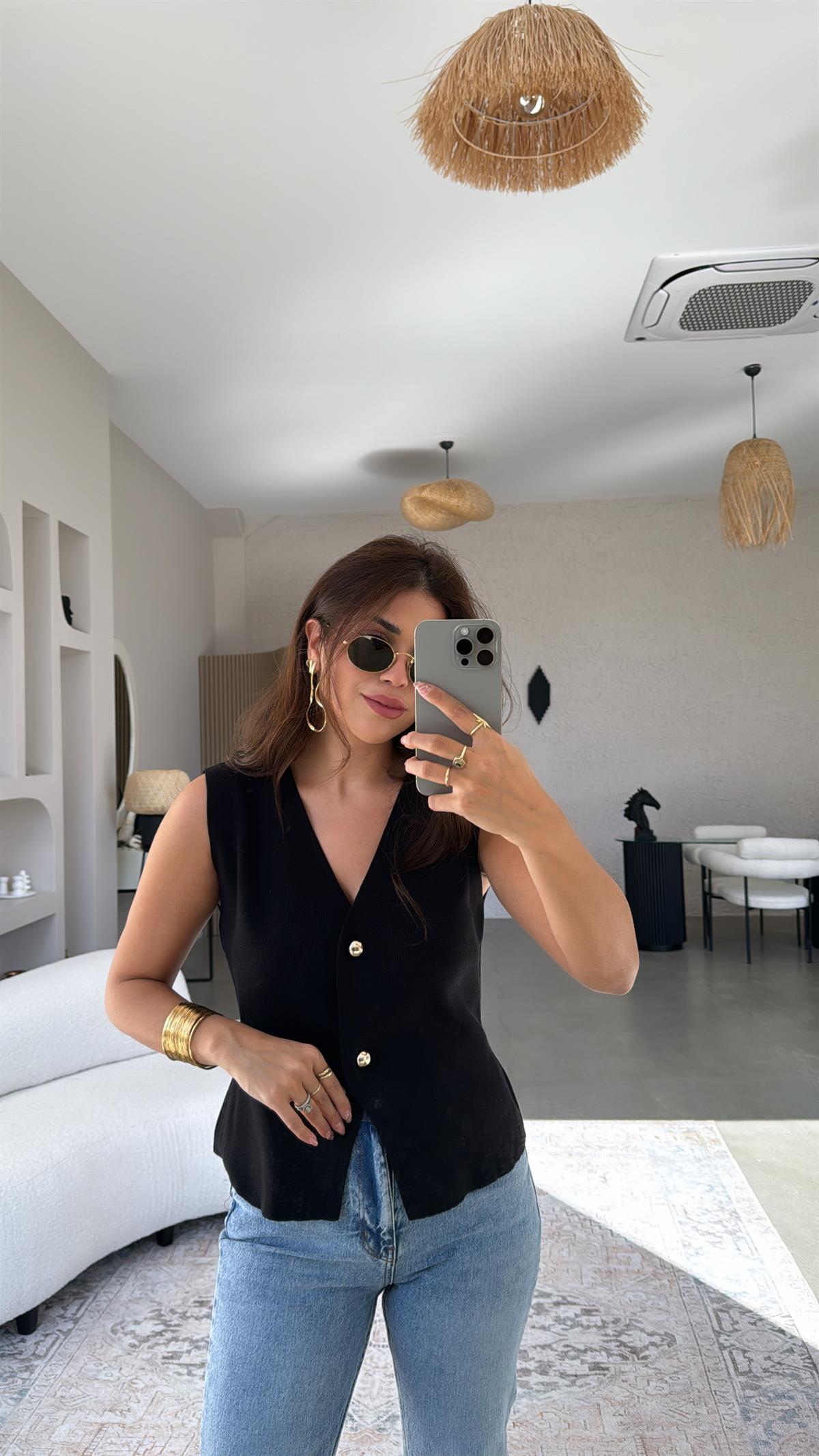 Siyah Büyük Düğmeli Triko Yelek