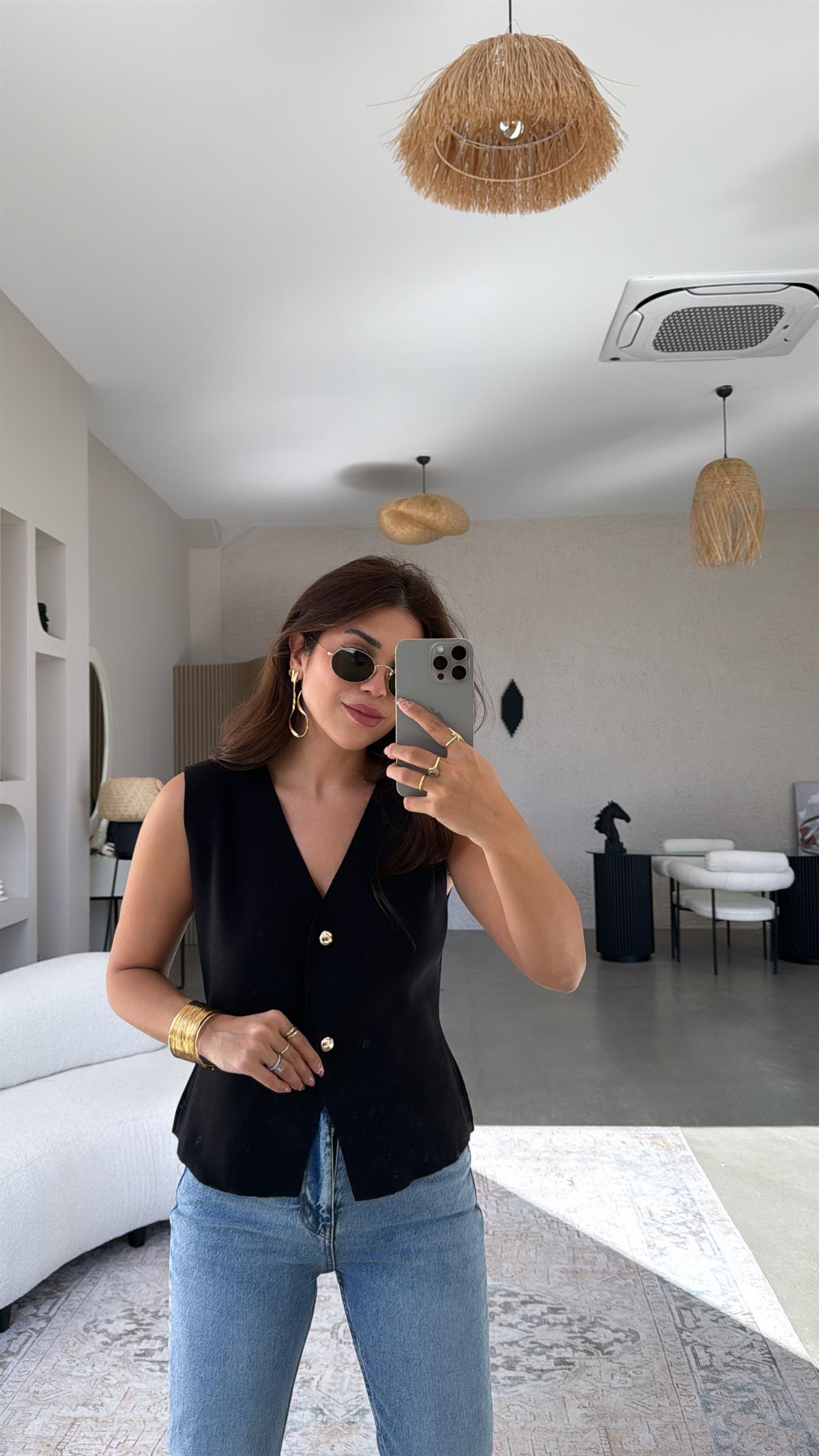 Siyah Büyük Düğmeli Triko Yelek