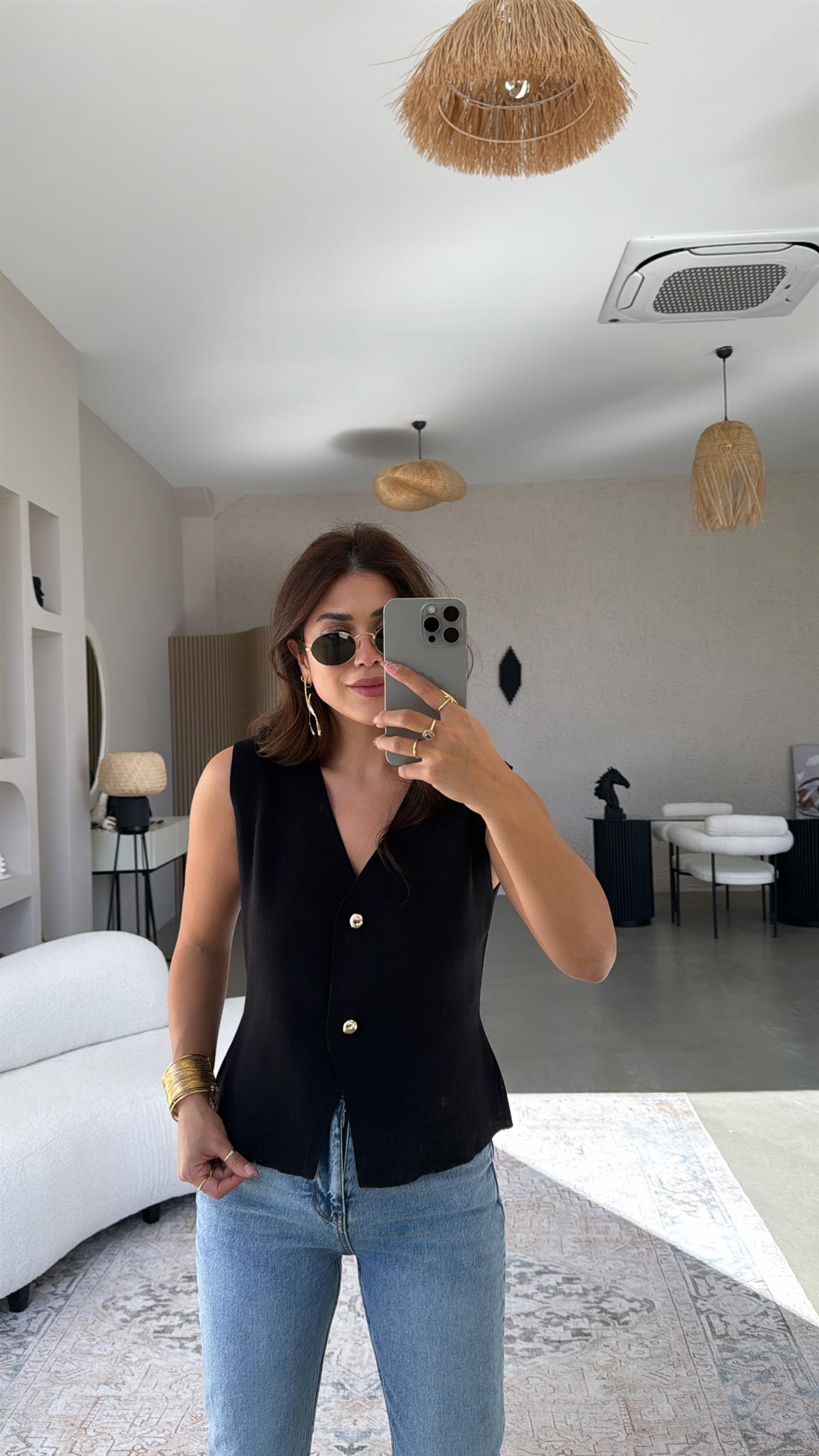 Siyah Büyük Düğmeli Triko Yelek