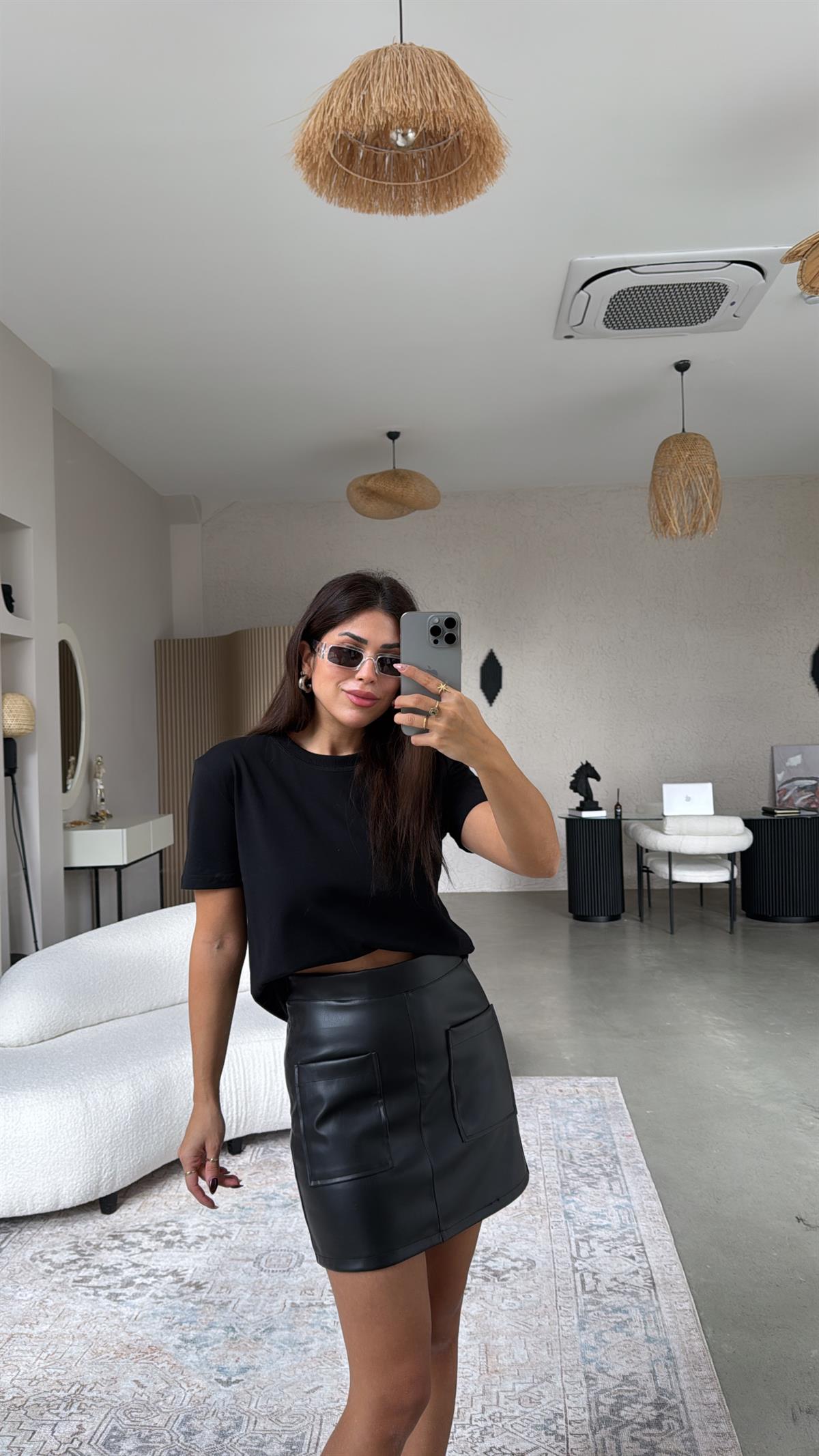 Siyah Cep Detaylı Mini Deri Etek