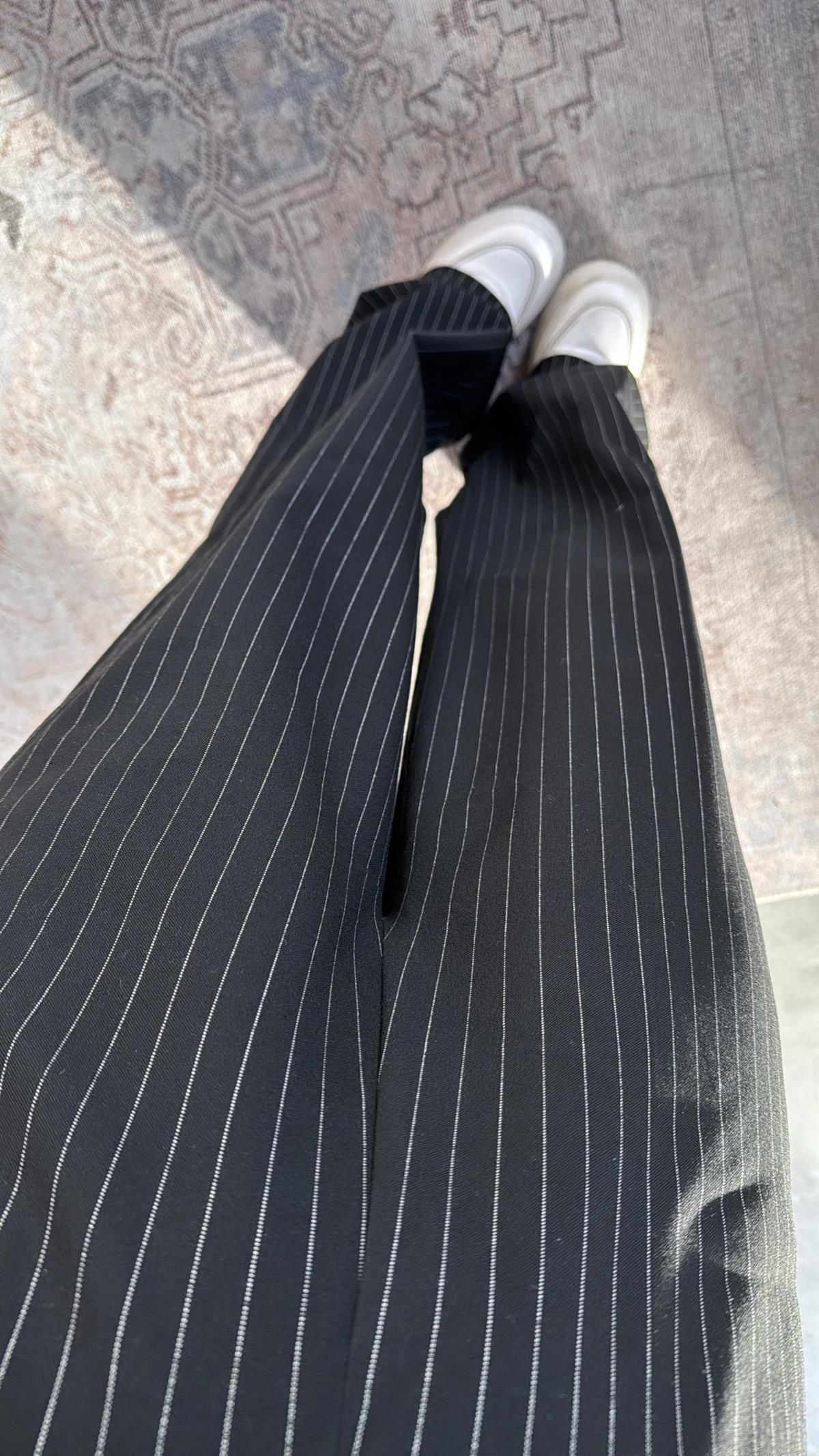 Siyah Çizgili Bol Paça Arkası Lastikli Kumaş Pantolon