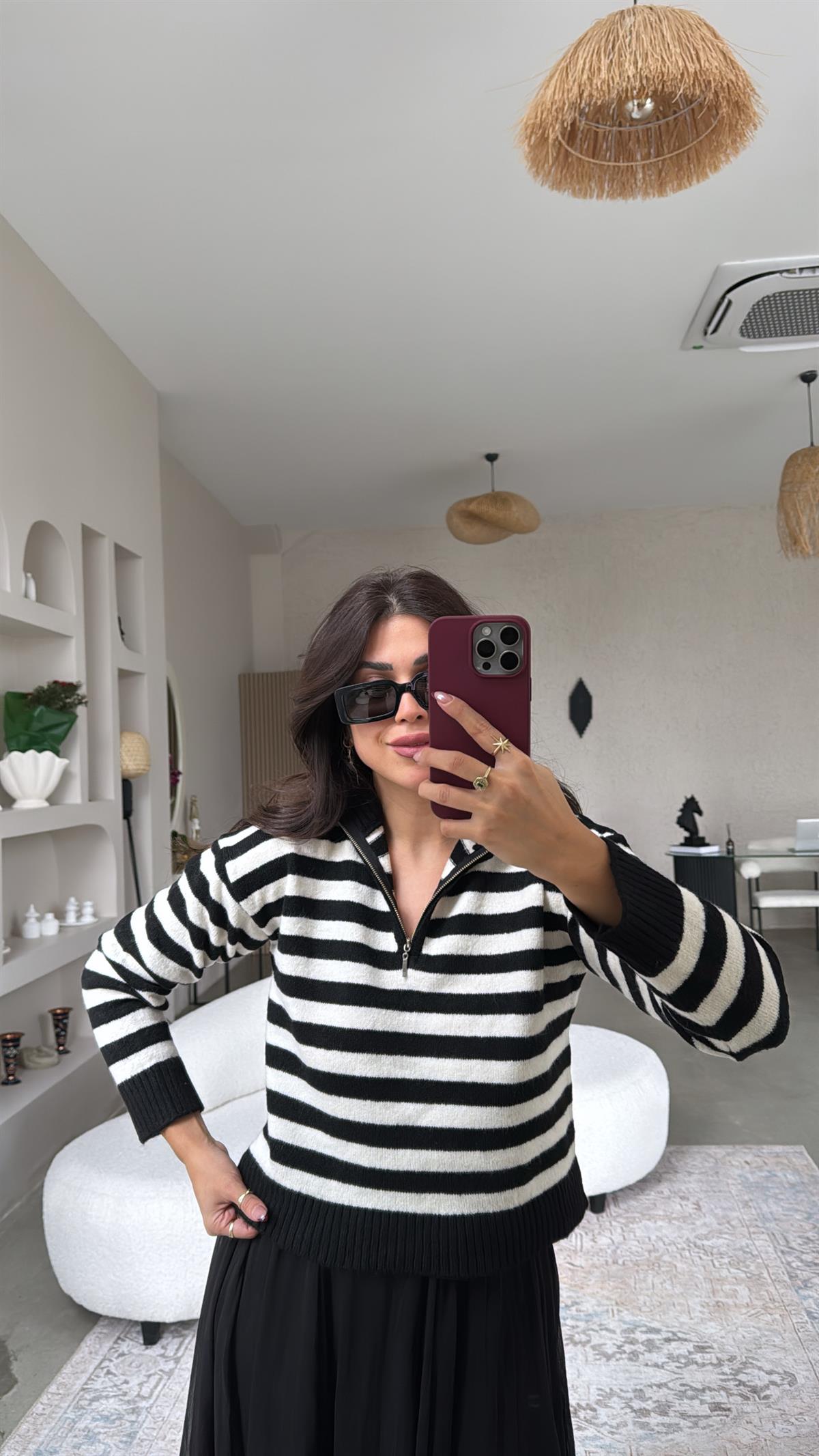 Siyah Çizgili Fermuarlı Yakalı Kazak