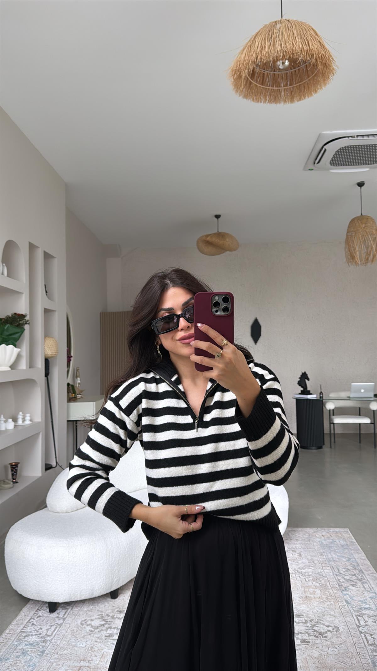 Siyah Çizgili Fermuarlı Yakalı Kazak