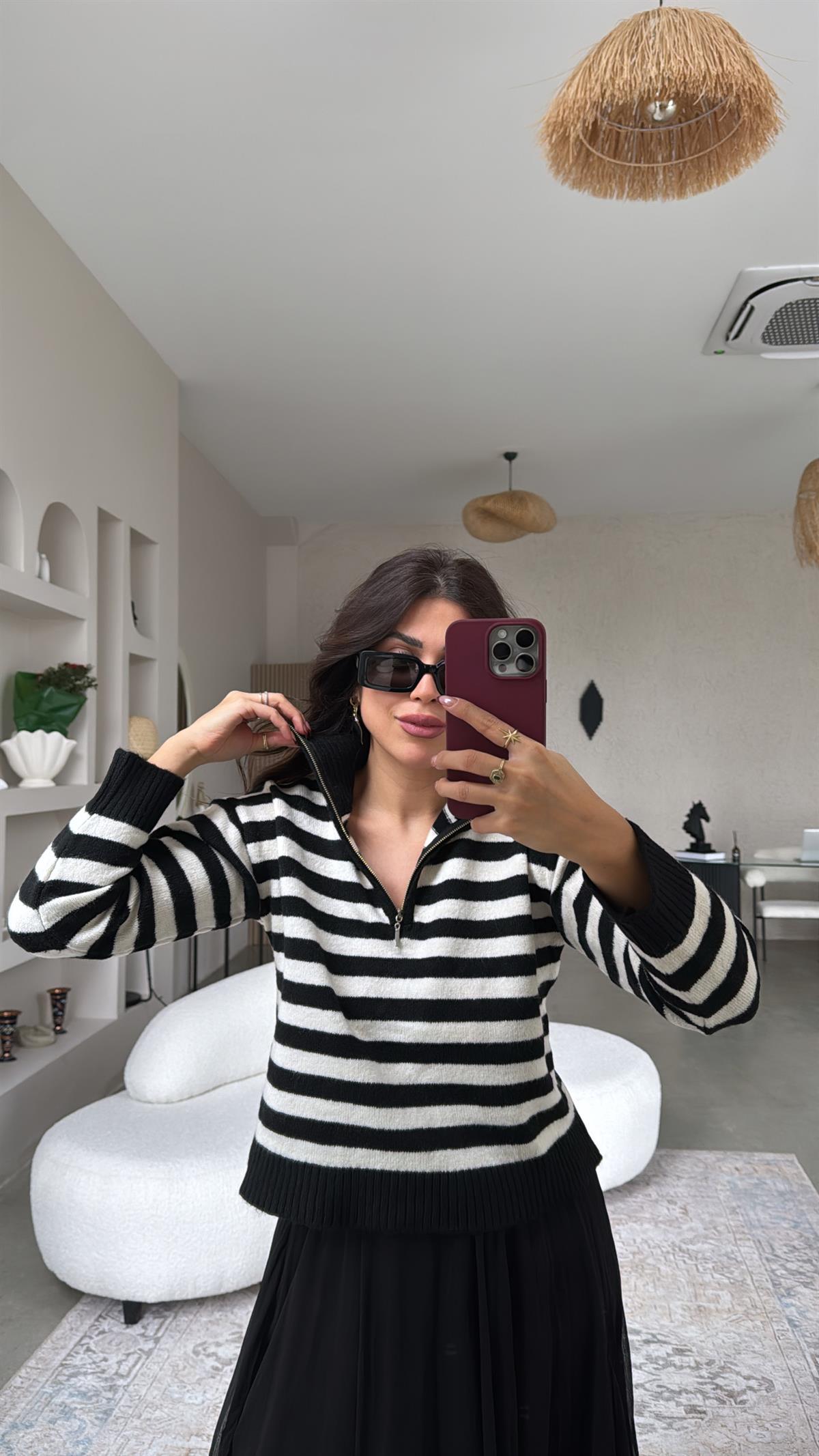 Siyah Çizgili Fermuarlı Yakalı Kazak