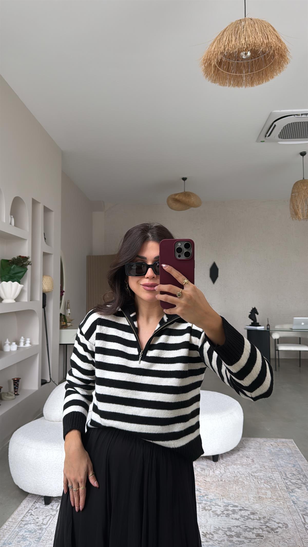 Siyah Çizgili Fermuarlı Yakalı Kazak