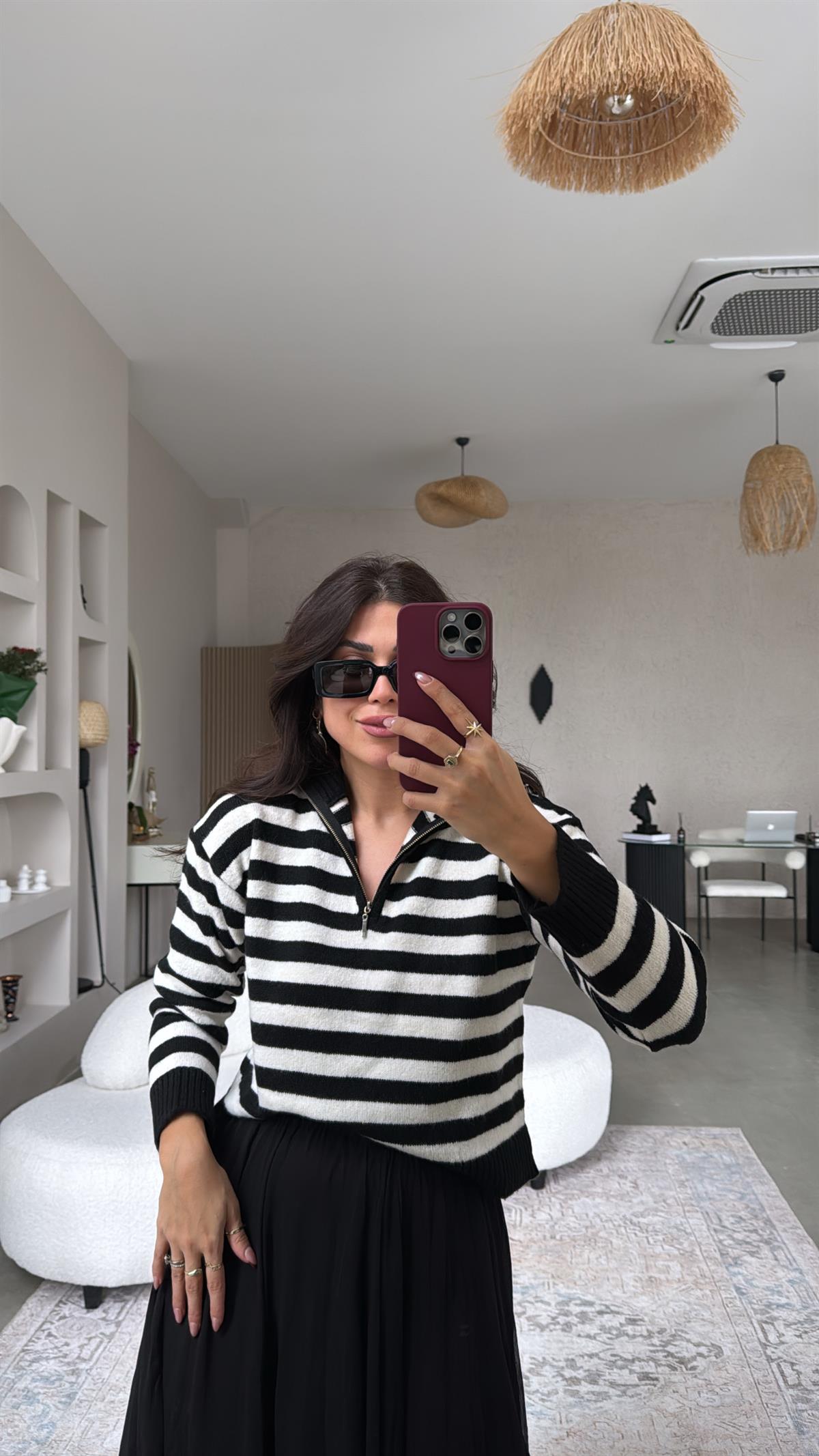 Siyah Çizgili Fermuarlı Yakalı Kazak