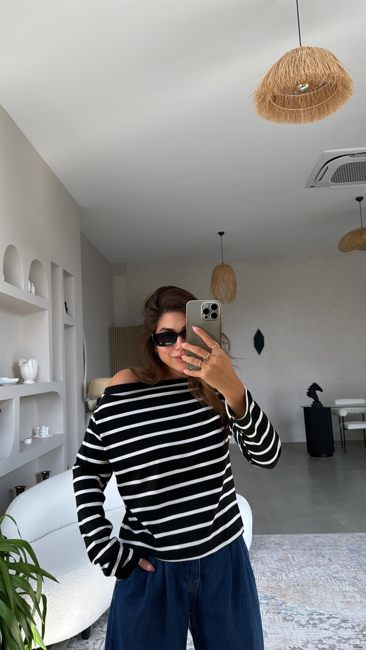 Siyah Çizgili Kayık Yaka Bluz