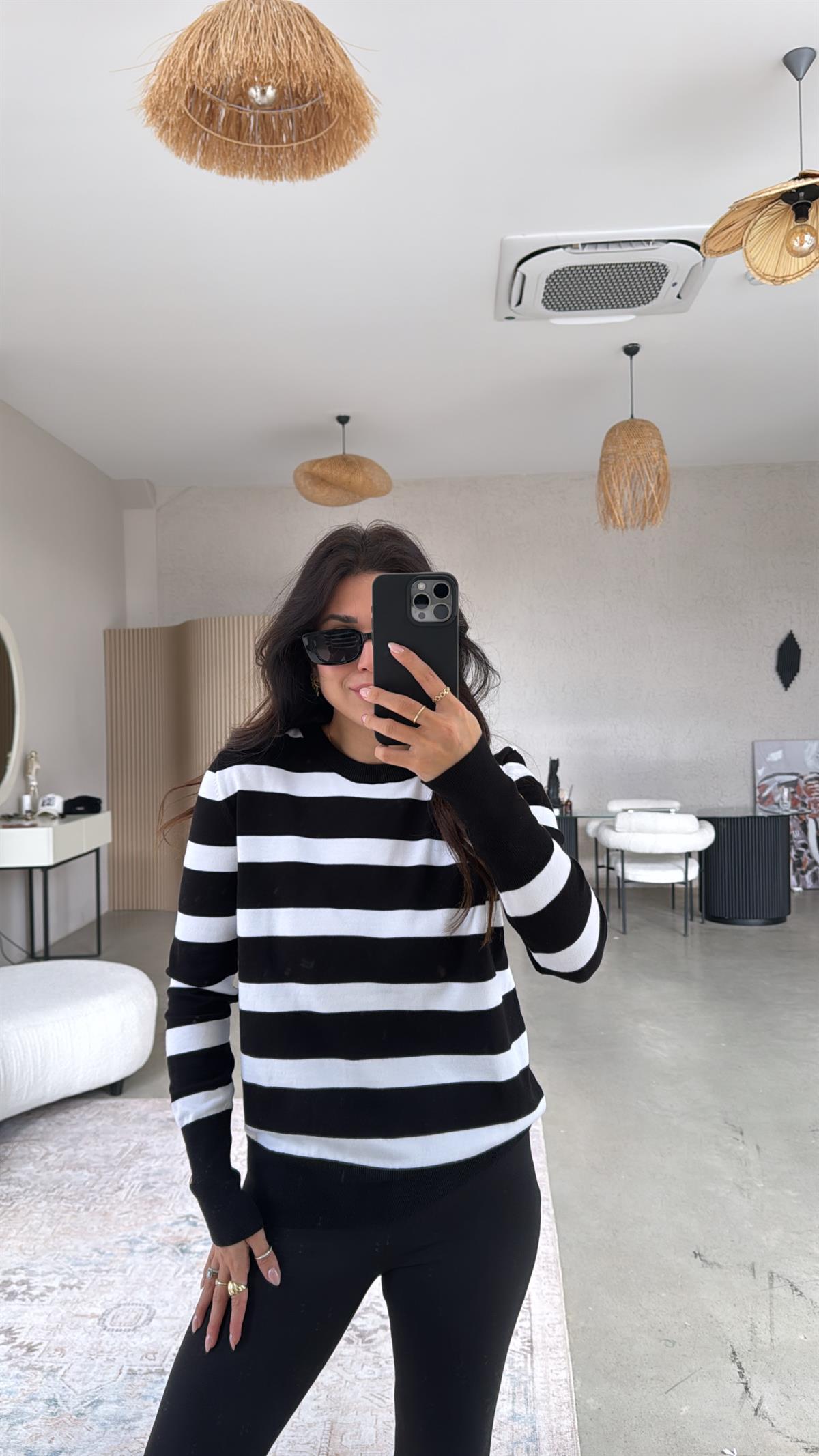 Siyah Çizgili Kolu Detaylı Triko Bluz