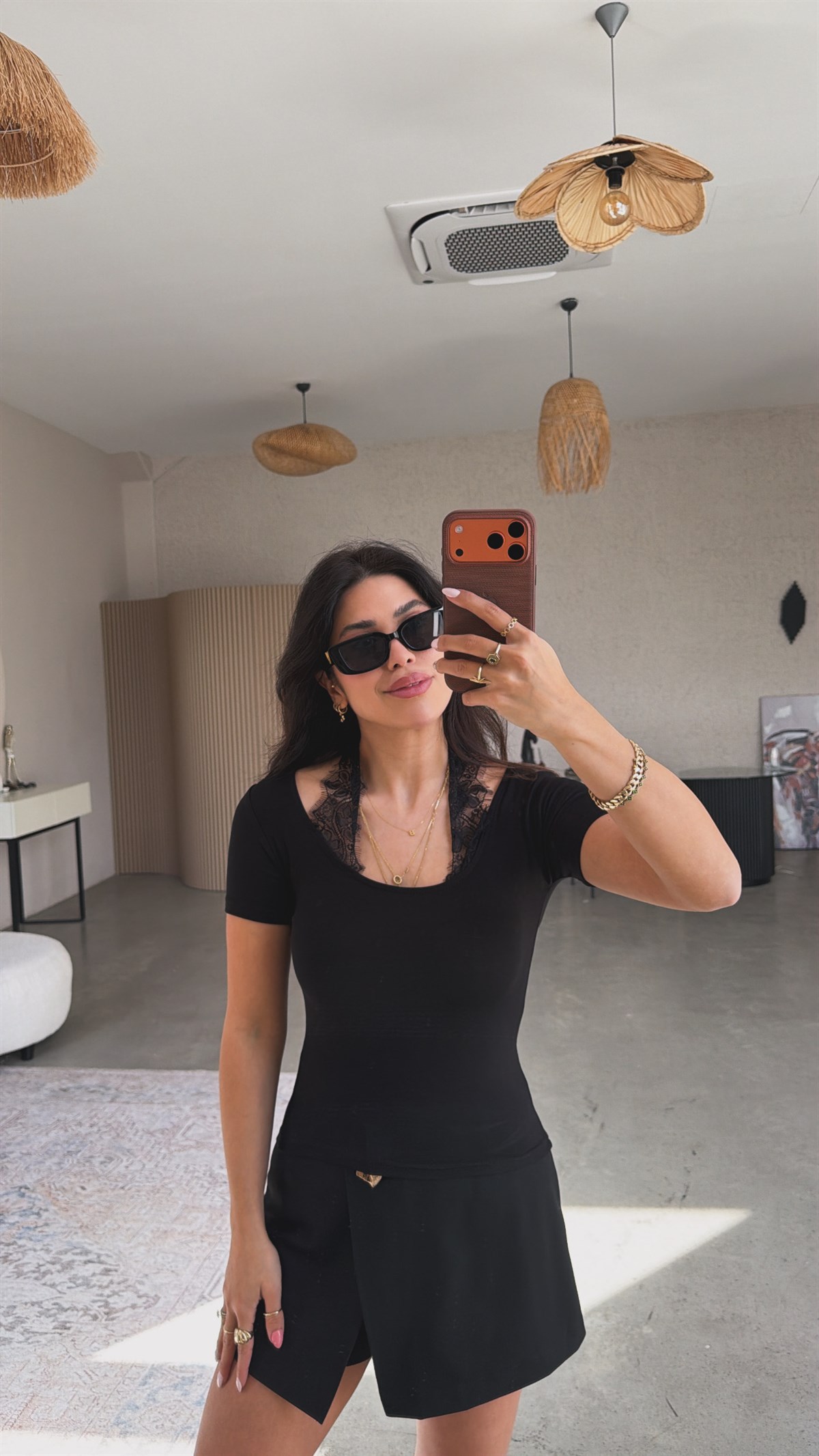 Siyah Dantel Boyundan Geçme Detaylı Modal Bluz