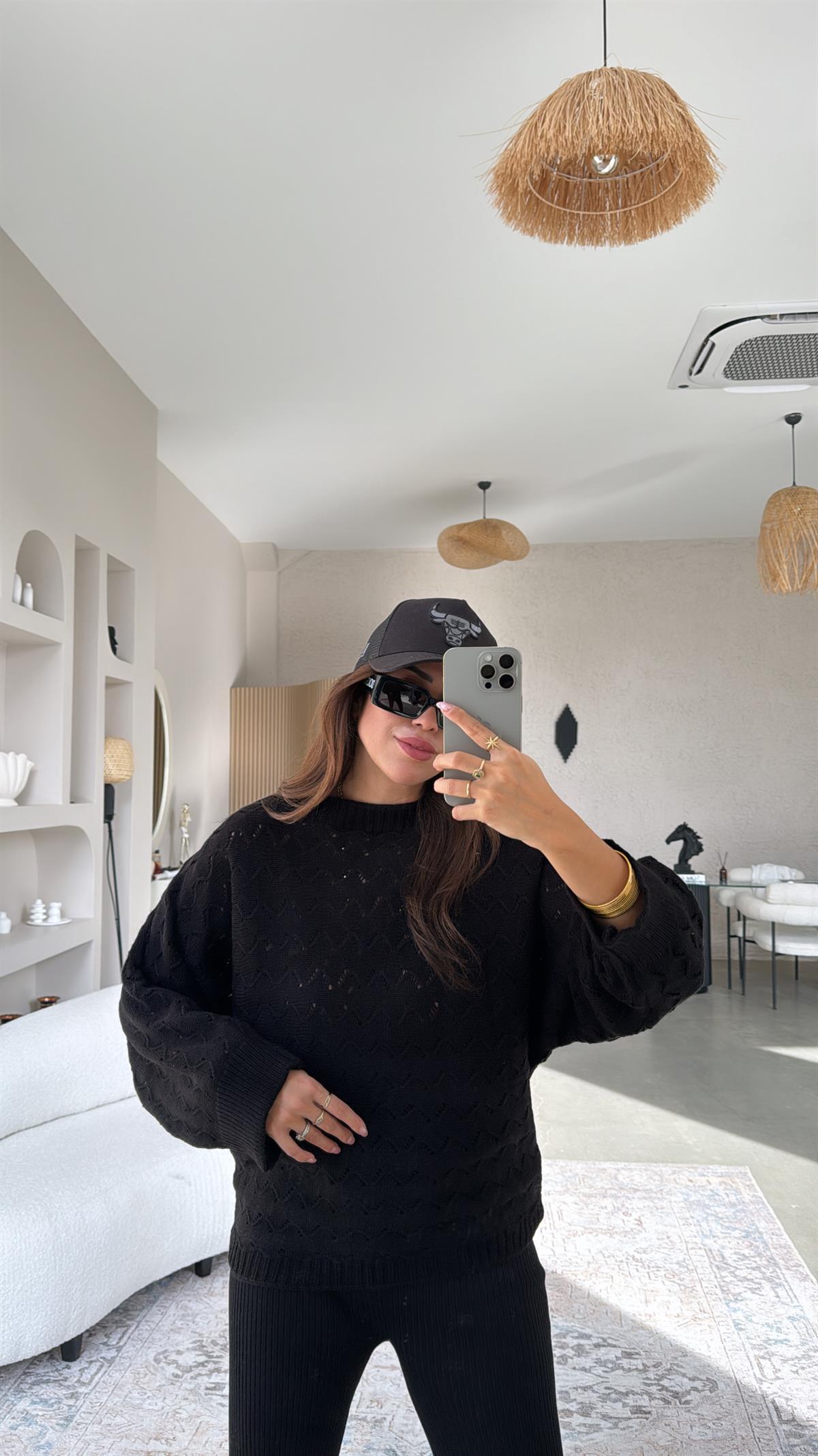 Siyah Delikli Triko Kazak