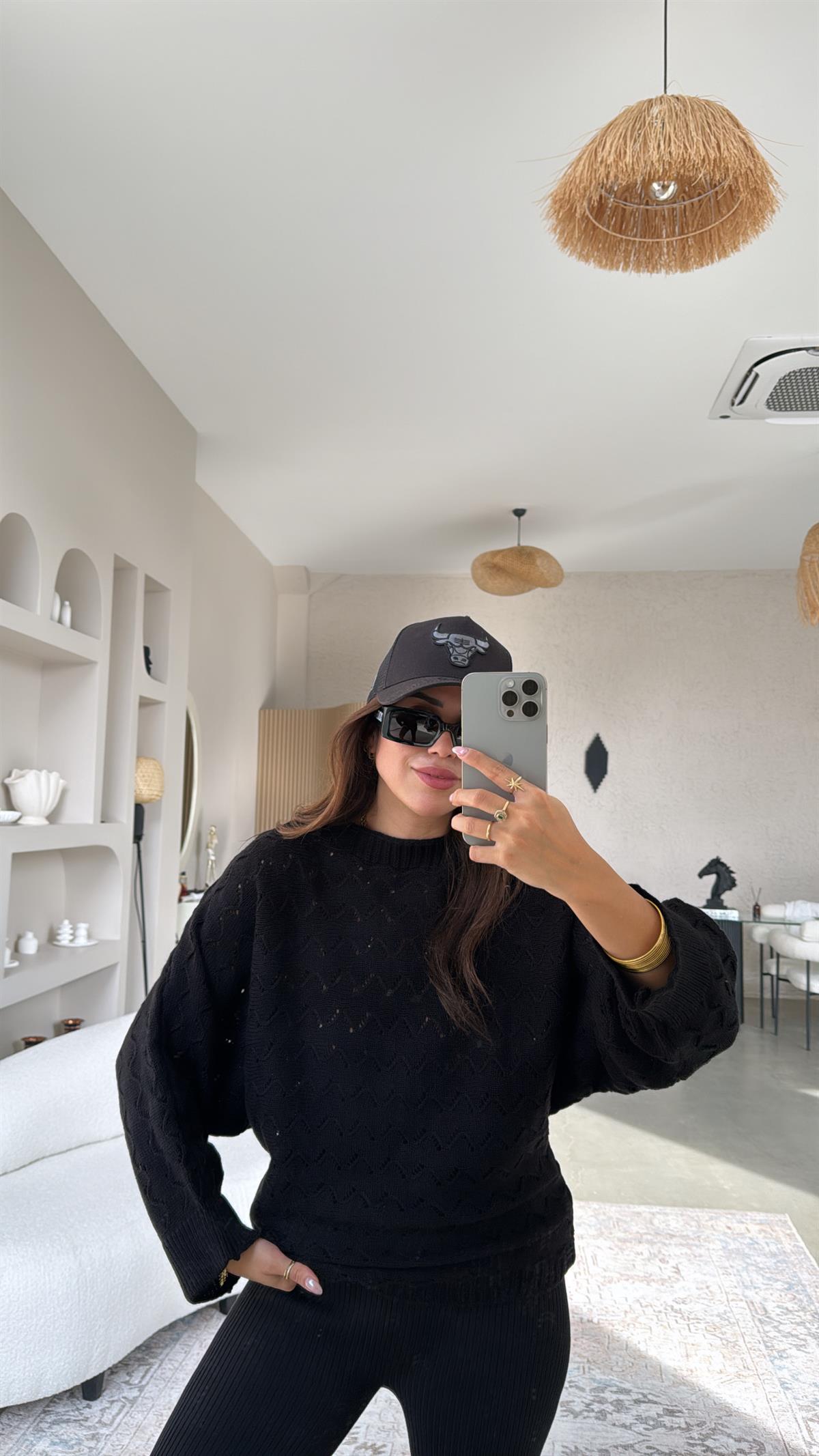 Siyah Delikli Triko Kazak