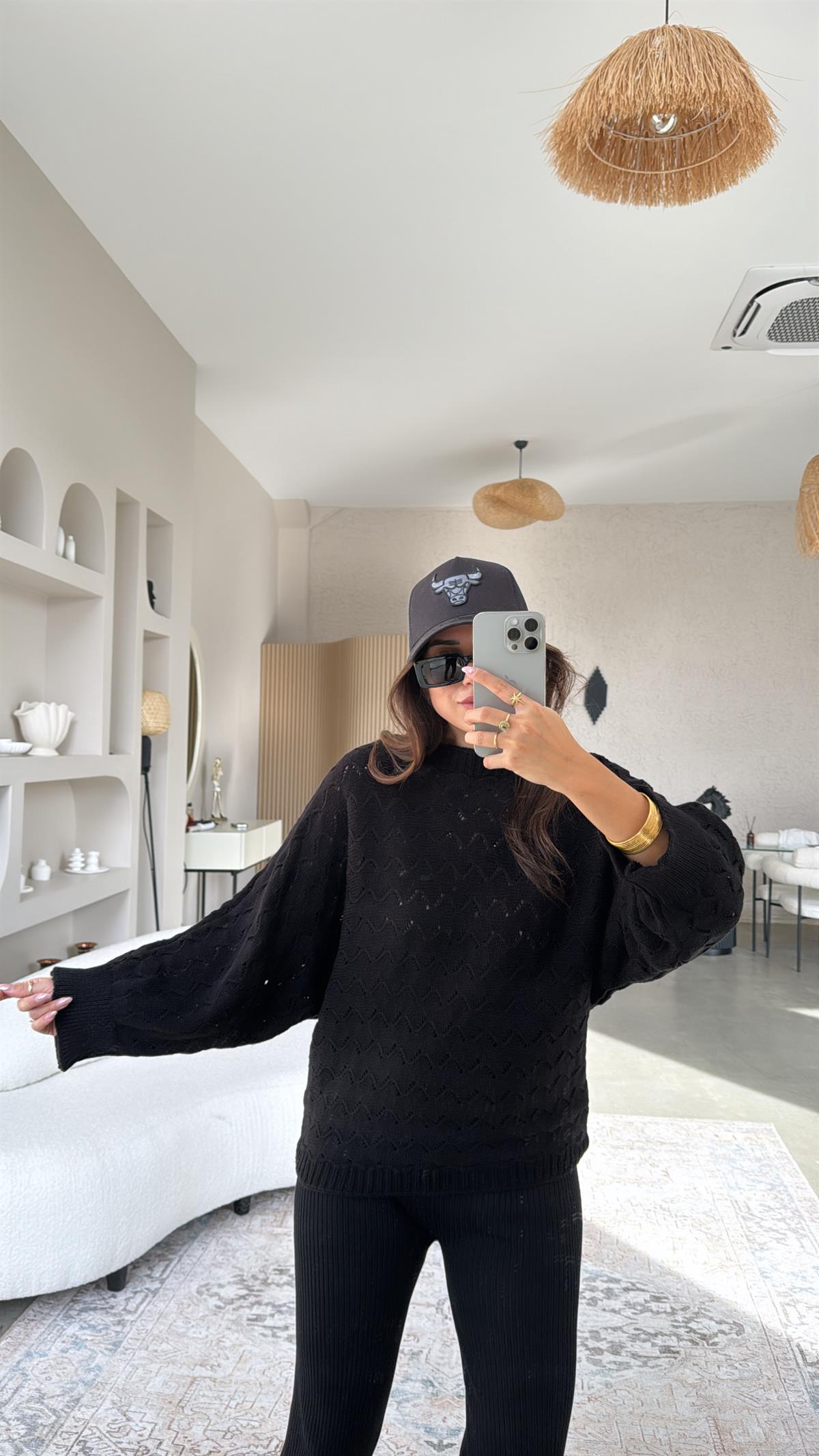 Siyah Delikli Triko Kazak