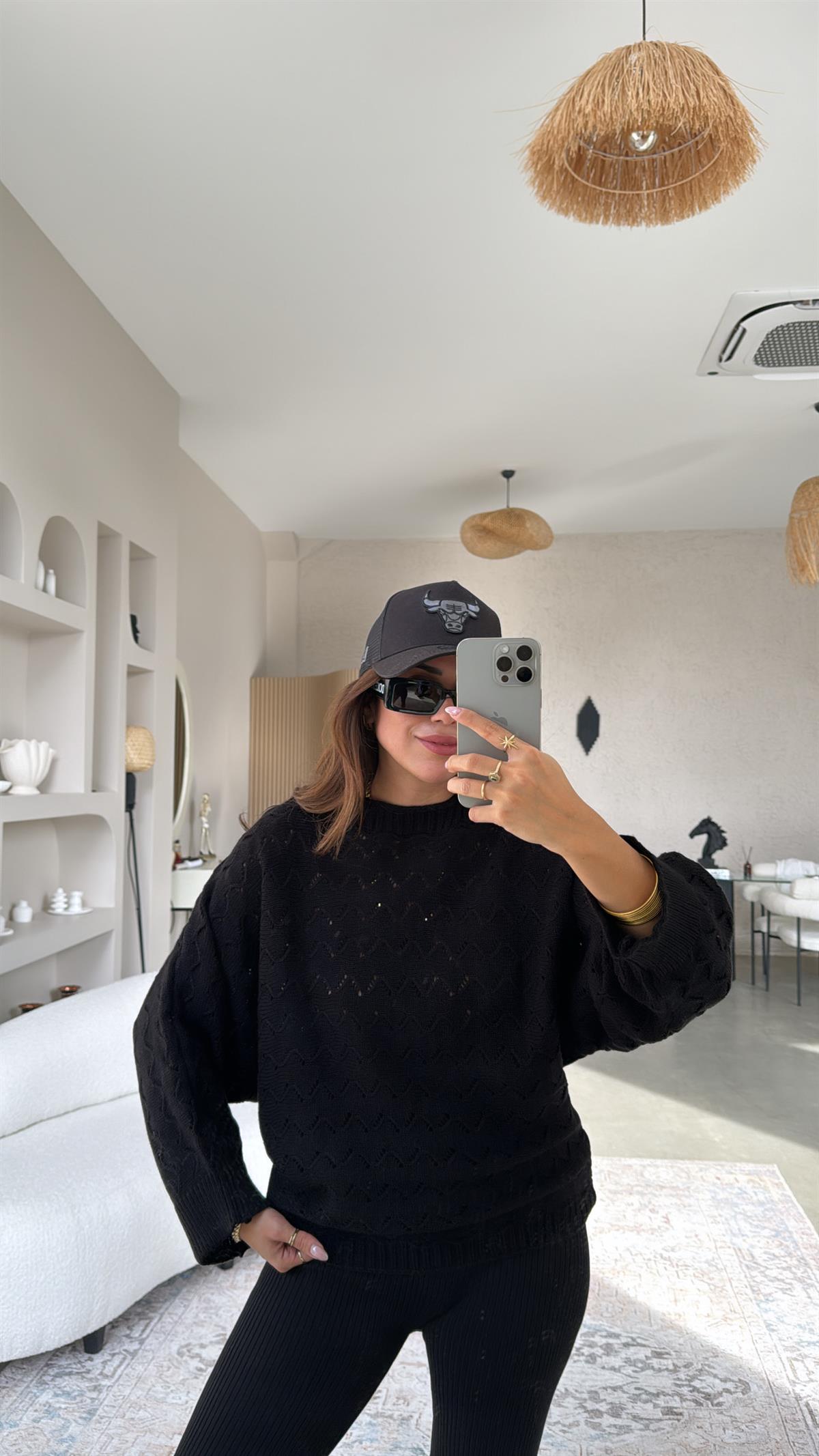 Siyah Delikli Triko Kazak