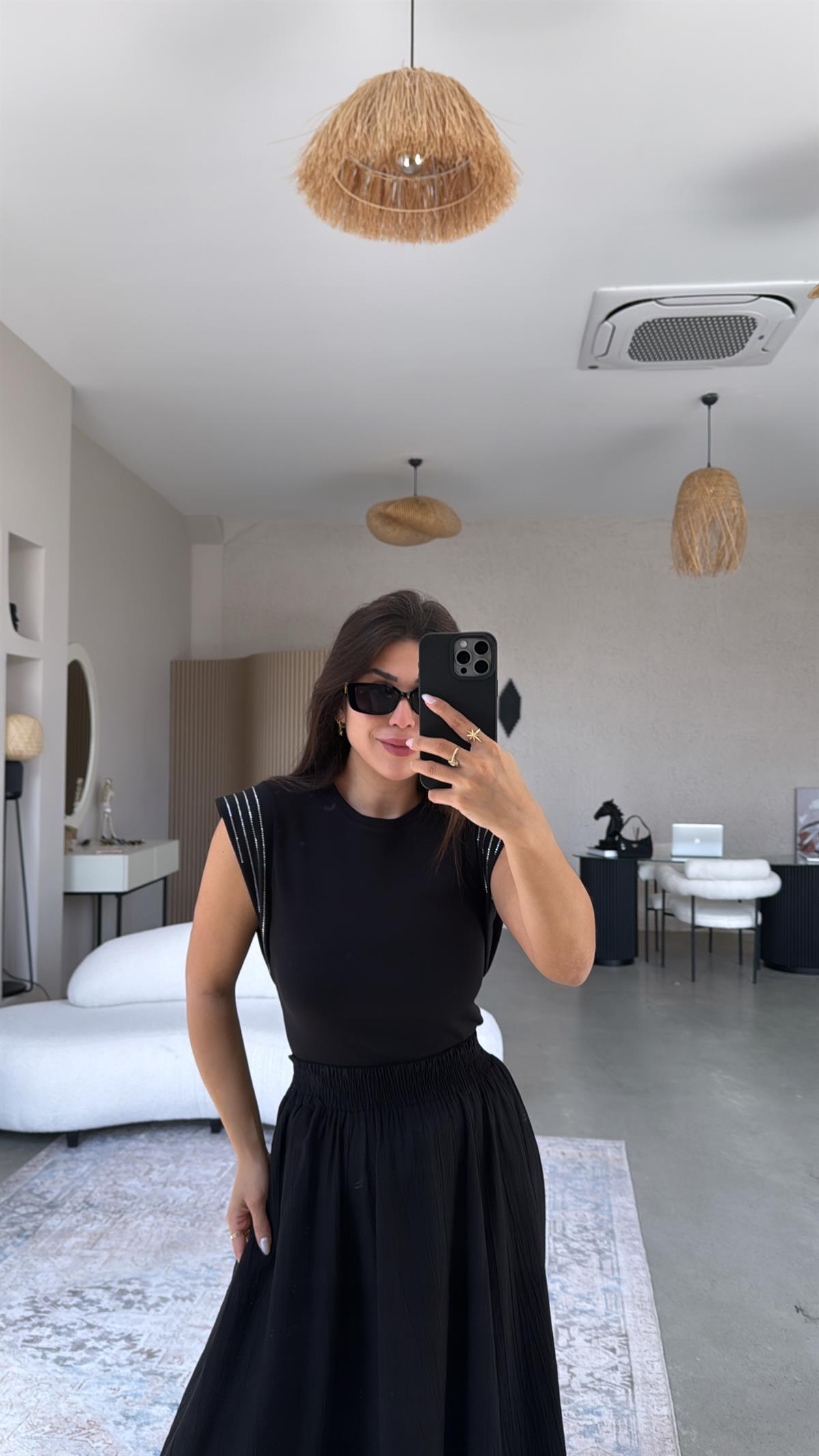 Siyah Dik Omuz Taş Sıra Tshirt