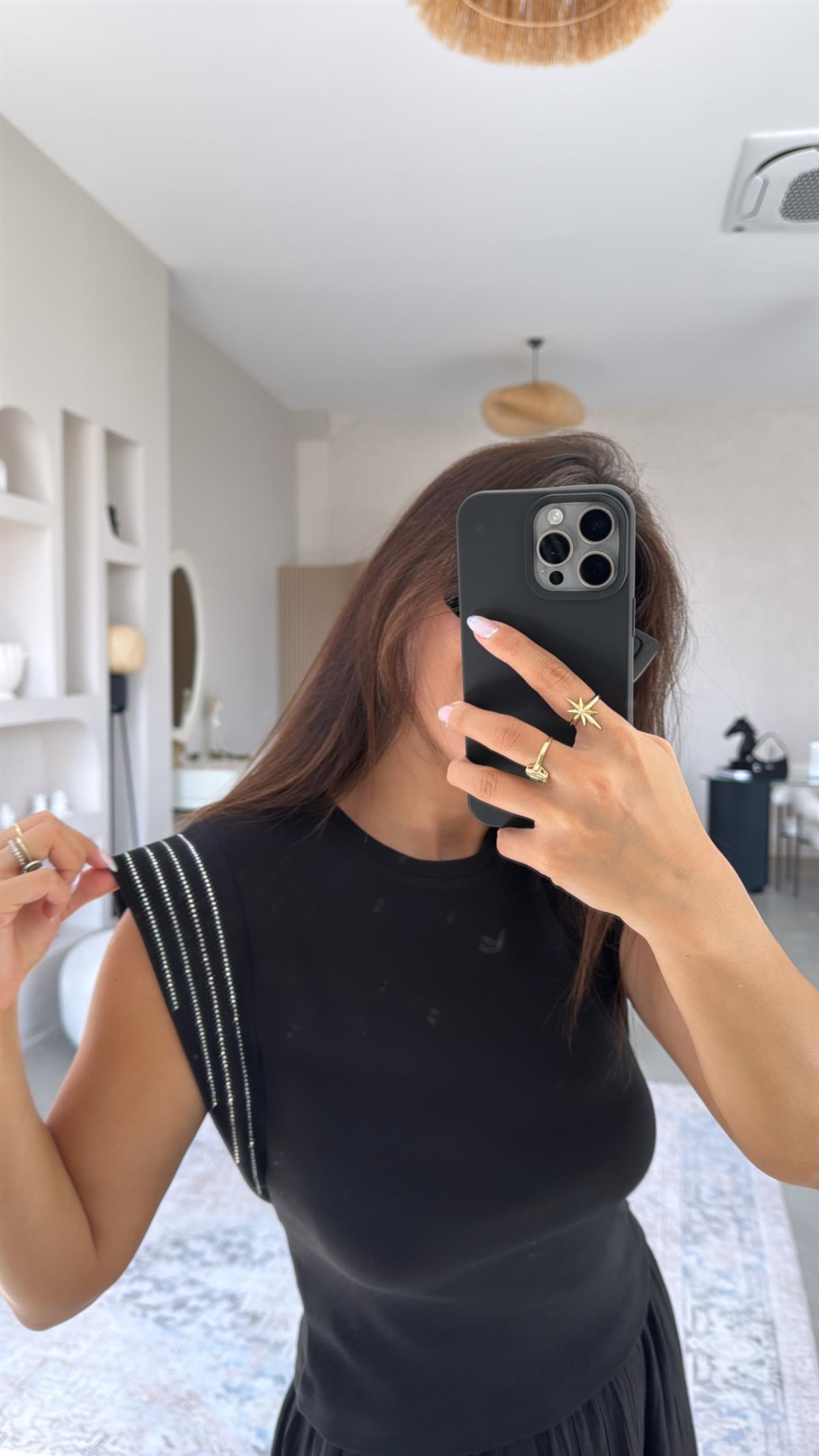 Siyah Dik Omuz Taş Sıra Tshirt