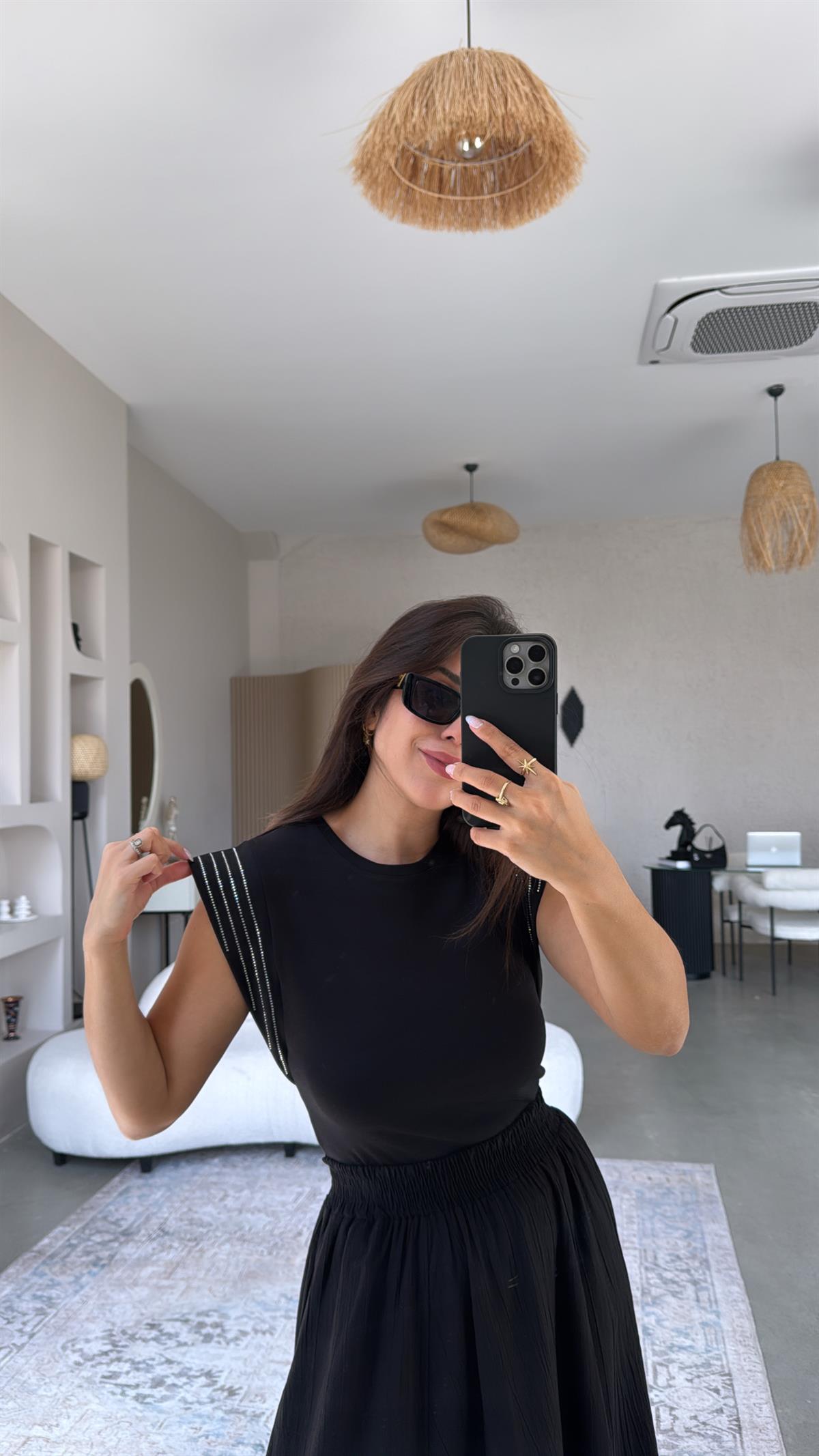 Siyah Dik Omuz Taş Sıra Tshirt