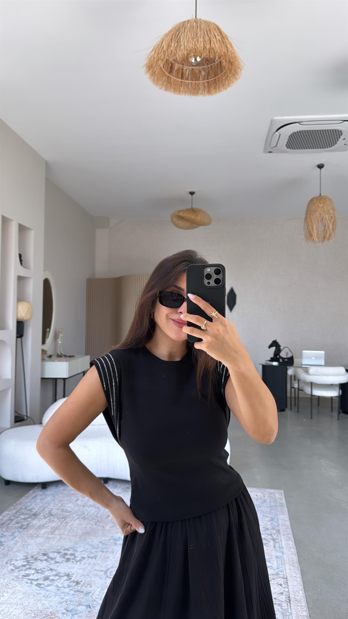 Siyah Dik Omuz Taş Sıra Tshirt