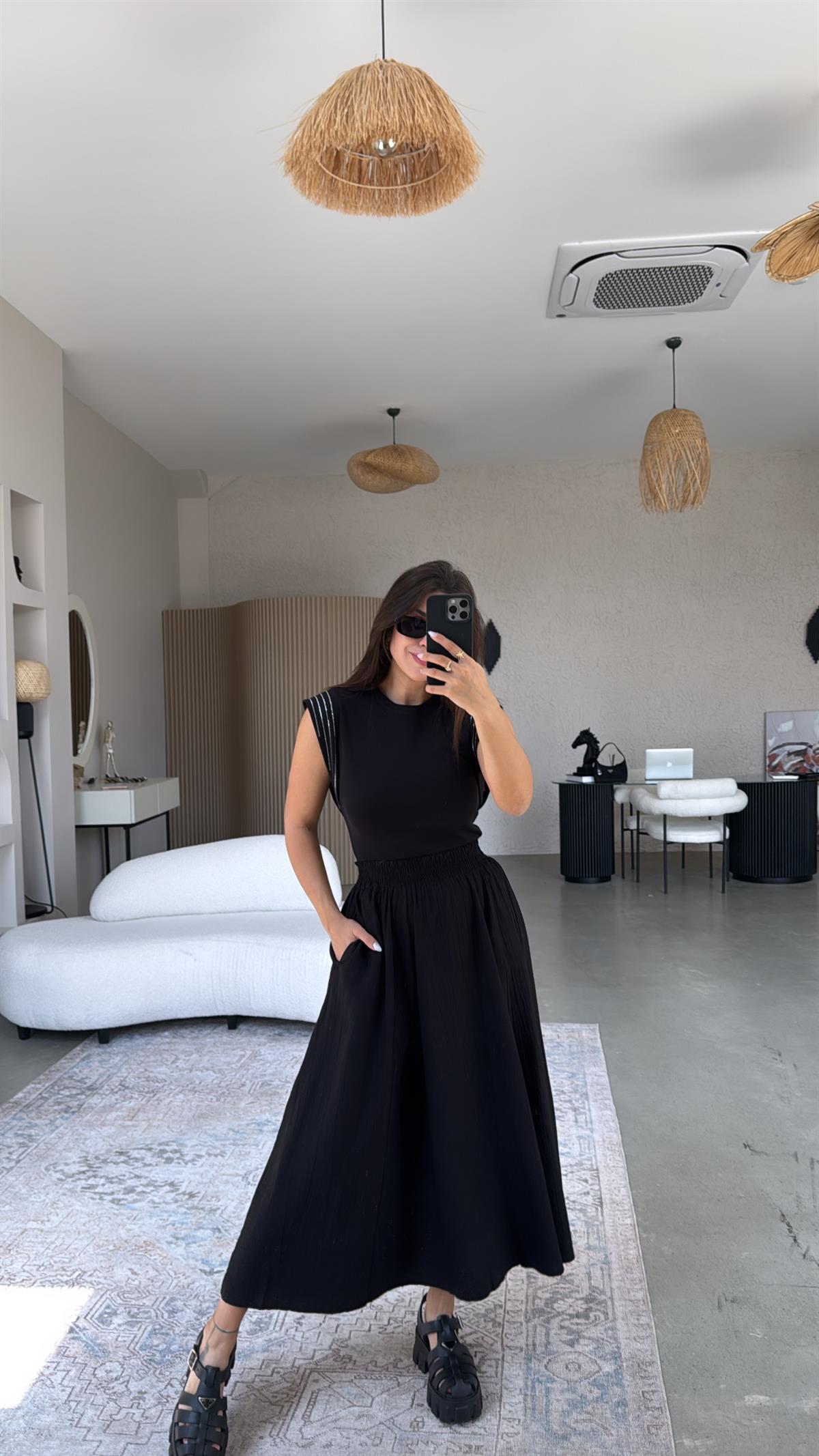 Siyah Dik Omuz Taş Sıra Tshirt