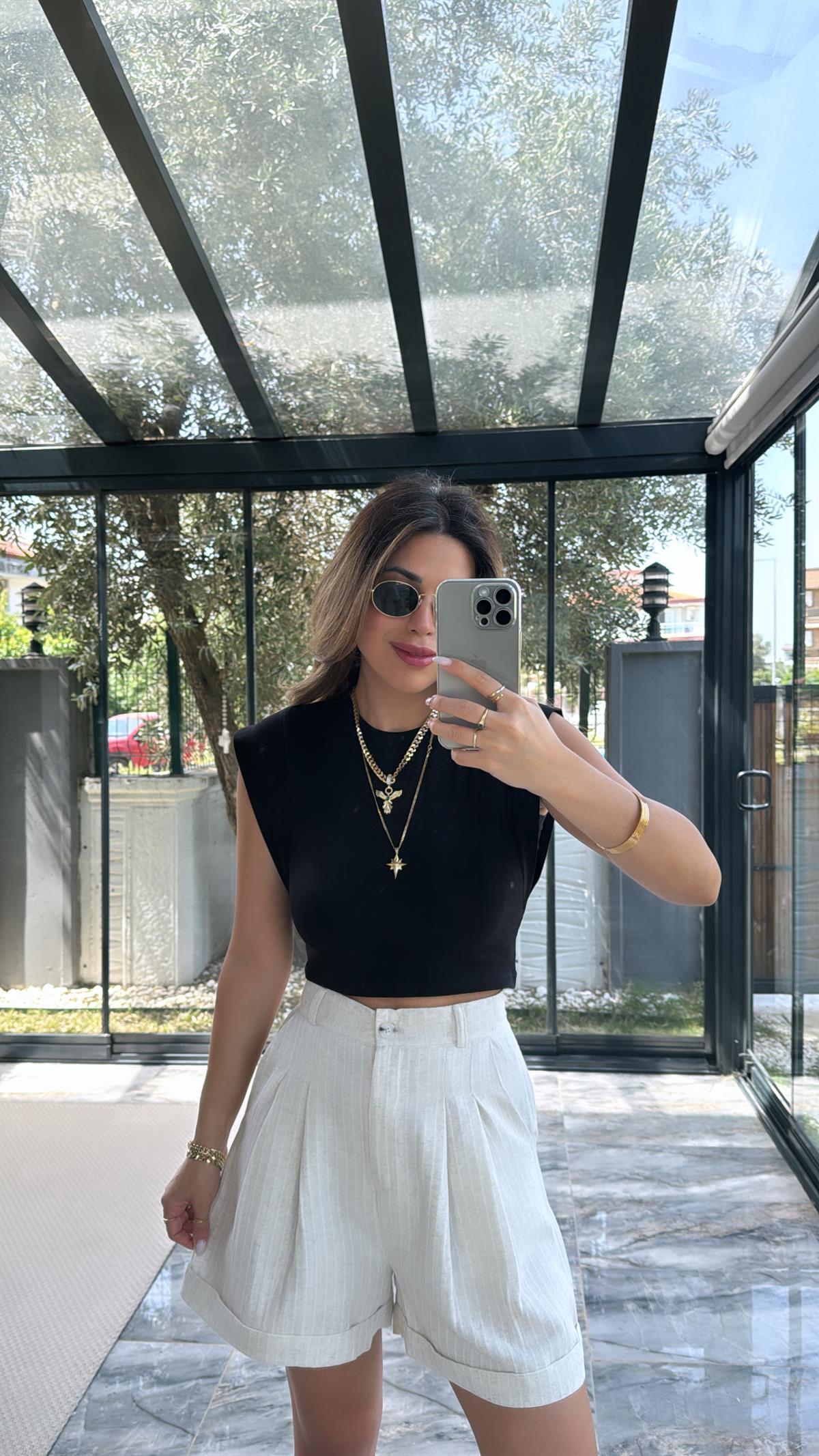 Siyah Dik Omuzlu Tshirt