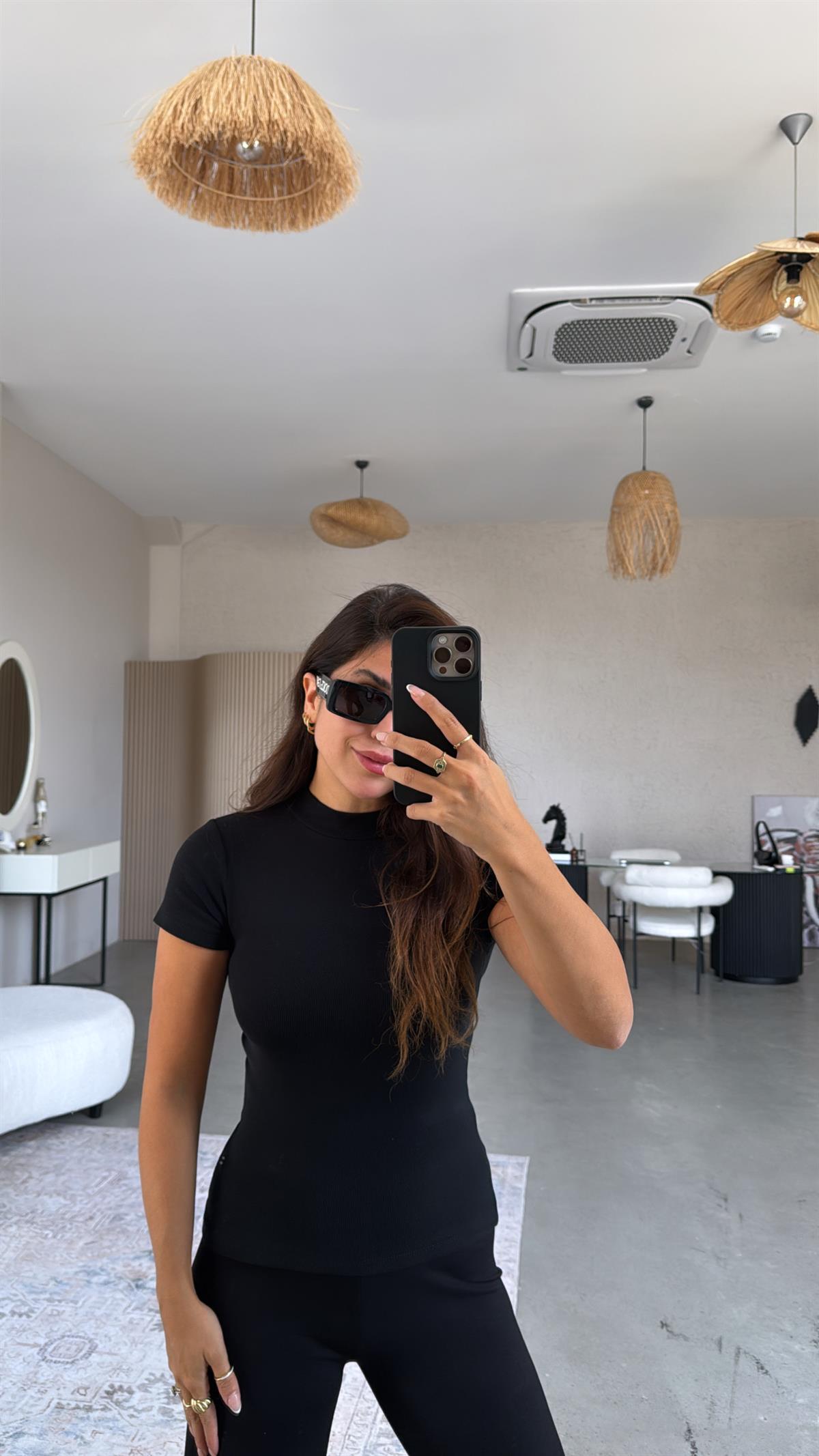 Siyah Dik Yaka Kısa Kol Body