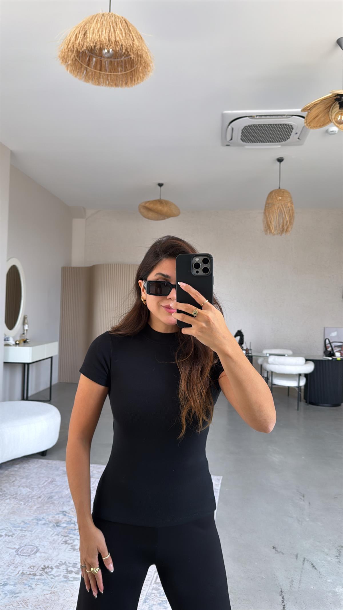 Siyah Dik Yaka Kısa Kol Body