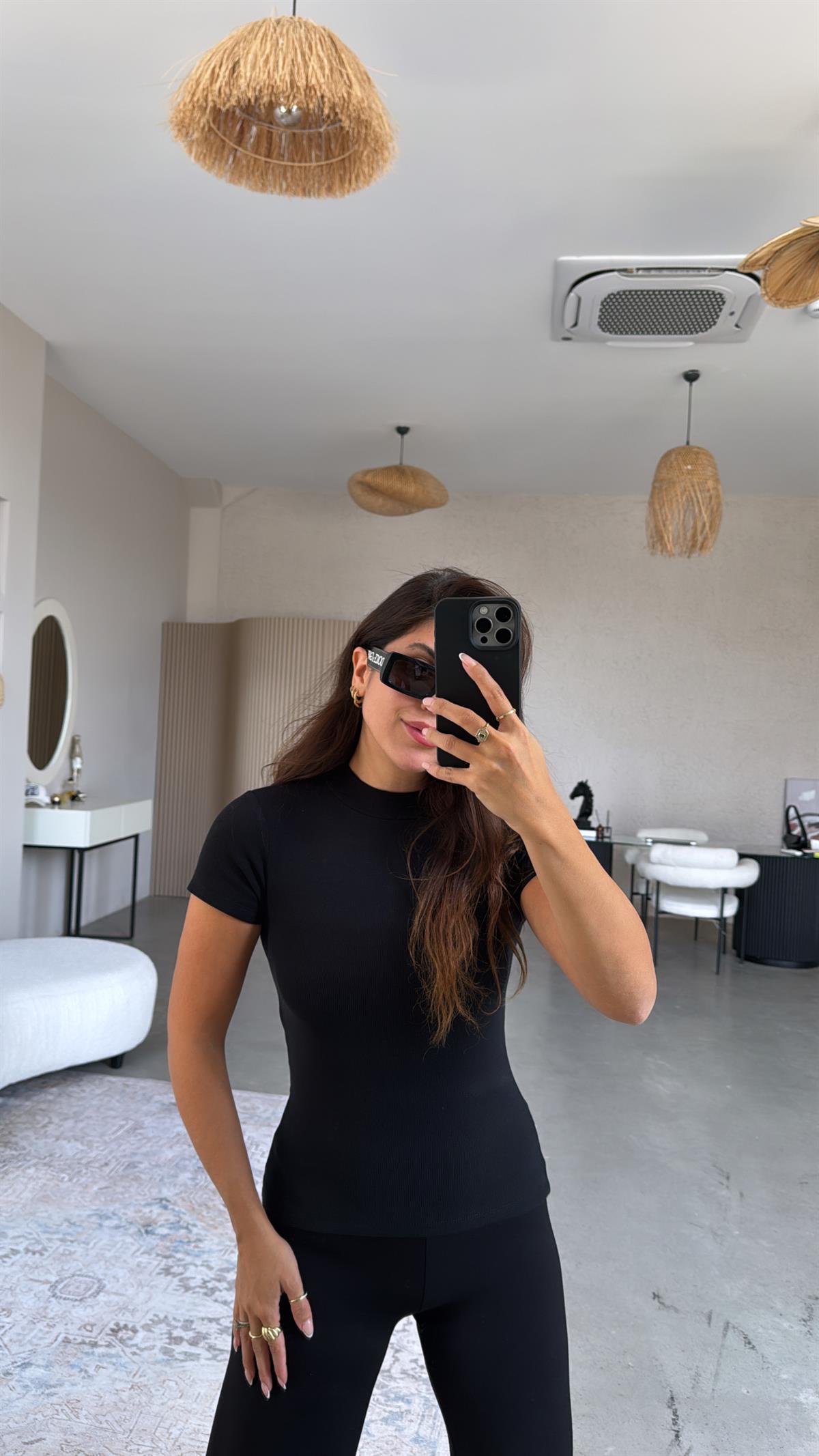 Siyah Dik Yaka Kısa Kol Body