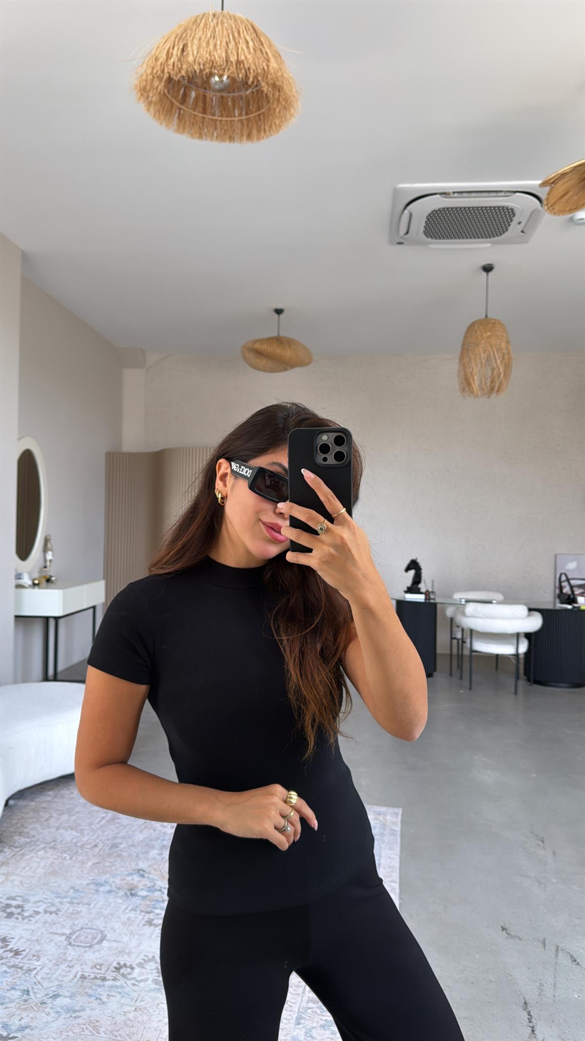 Siyah Dik Yaka Kısa Kol Body