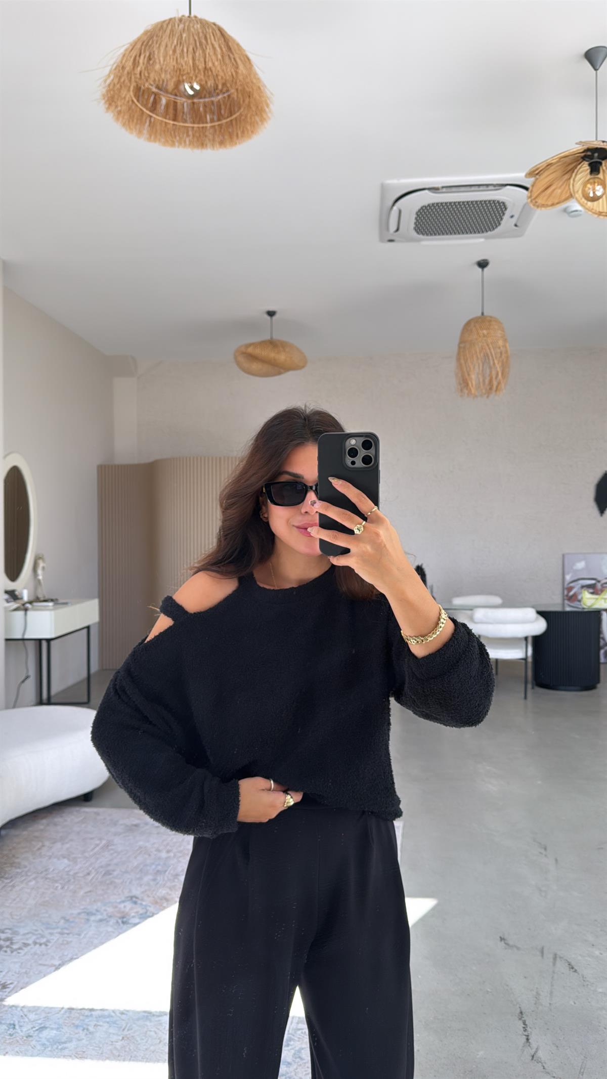 Siyah Dokulu Omuz Detaylı Triko