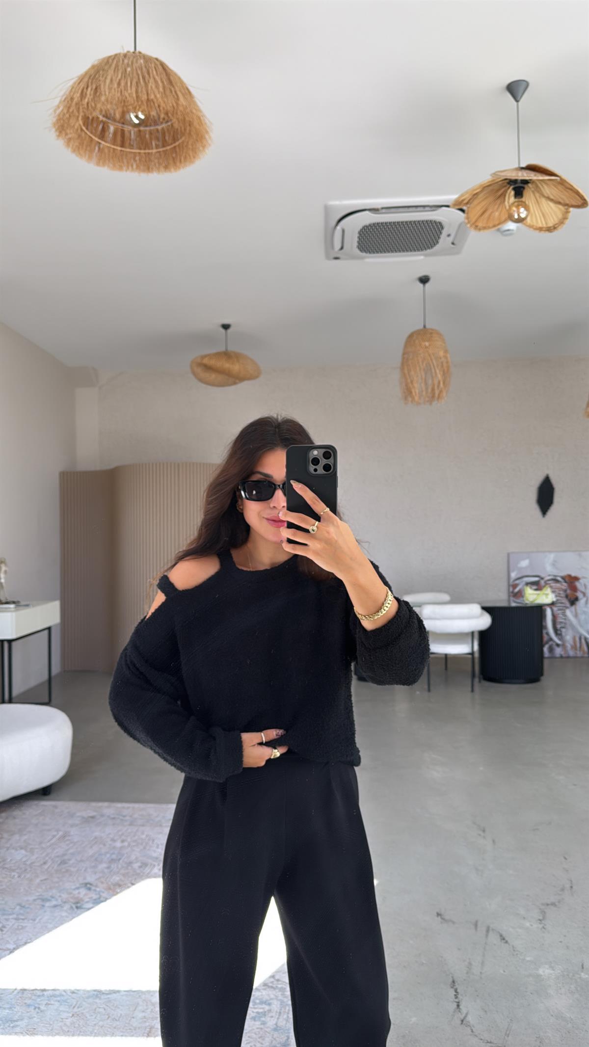 Siyah Dokulu Omuz Detaylı Triko