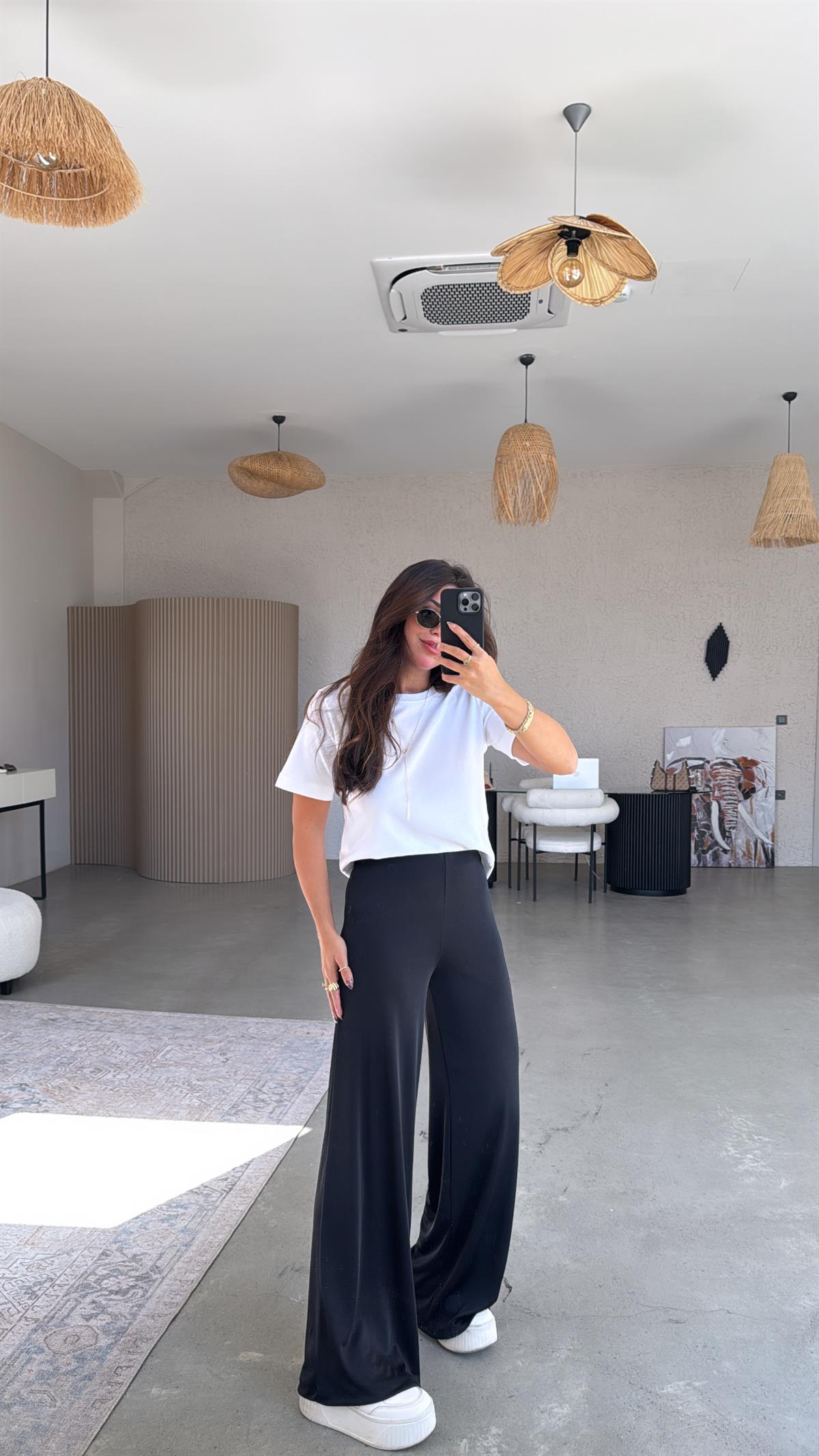 Siyah Dökümlü Tok Saten Pantolon