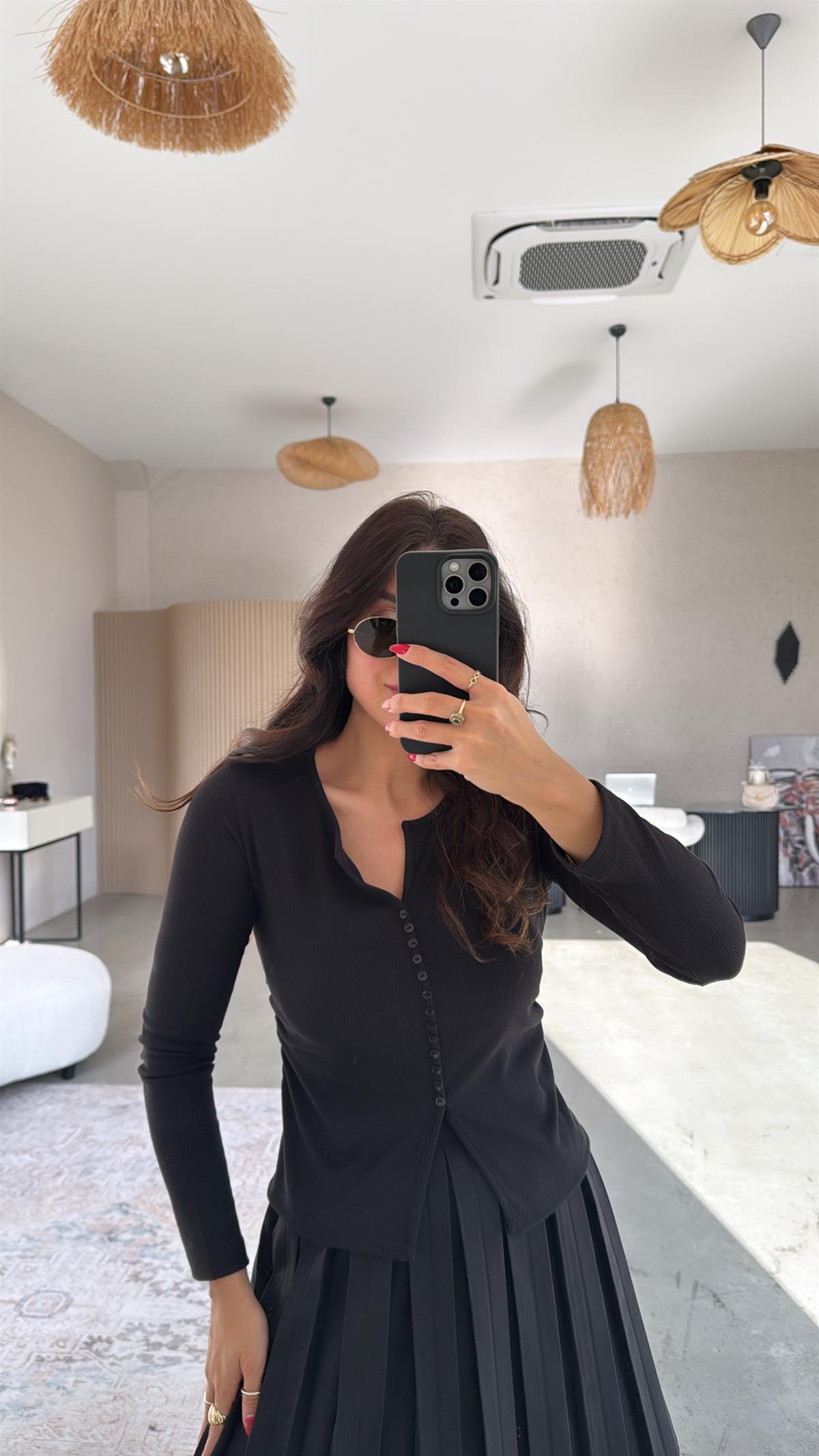 Siyah Düğmeli Uzun Kol Ribana Bluz