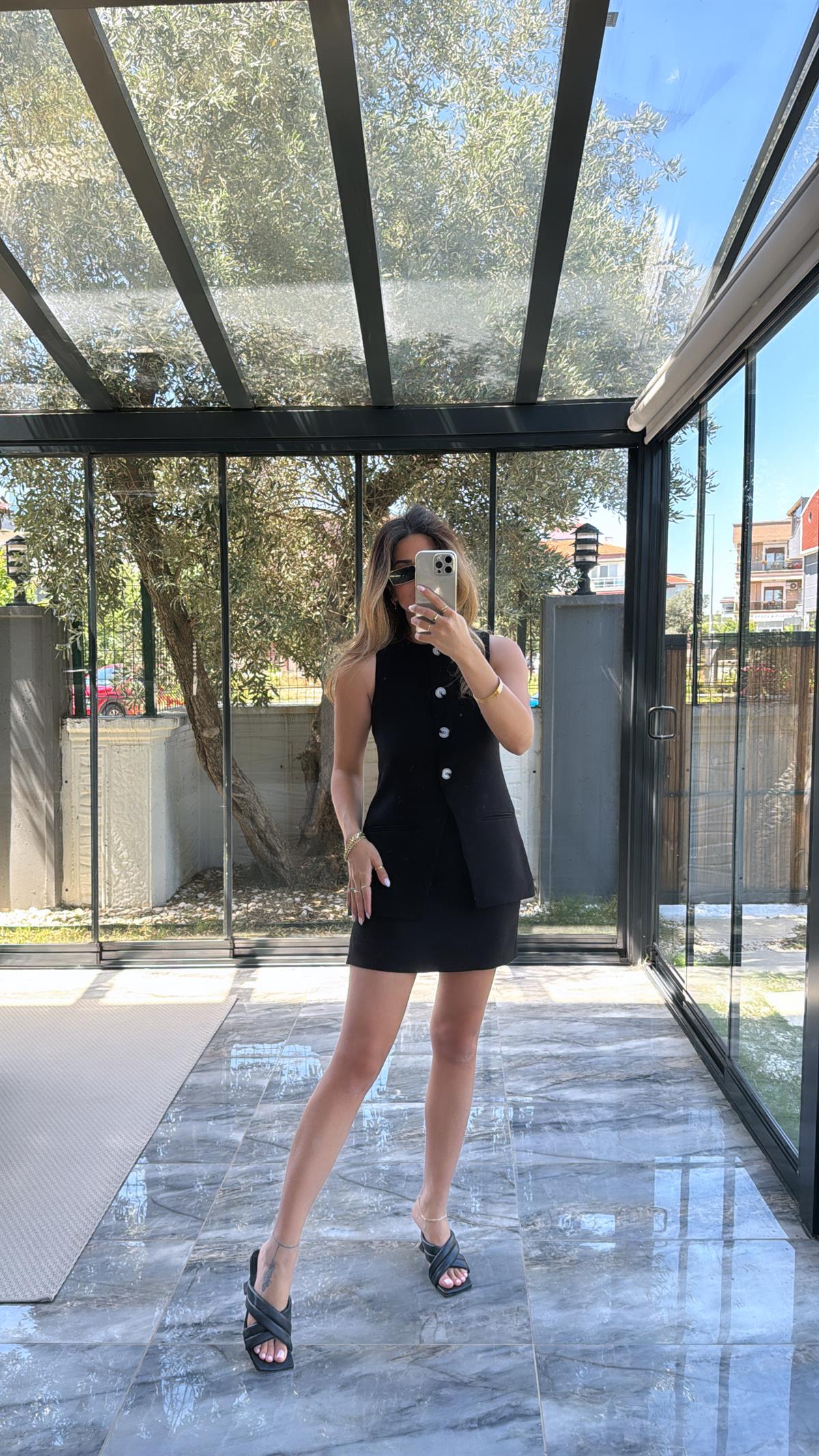 Siyah Düğmeli Yelekli Etek Takım