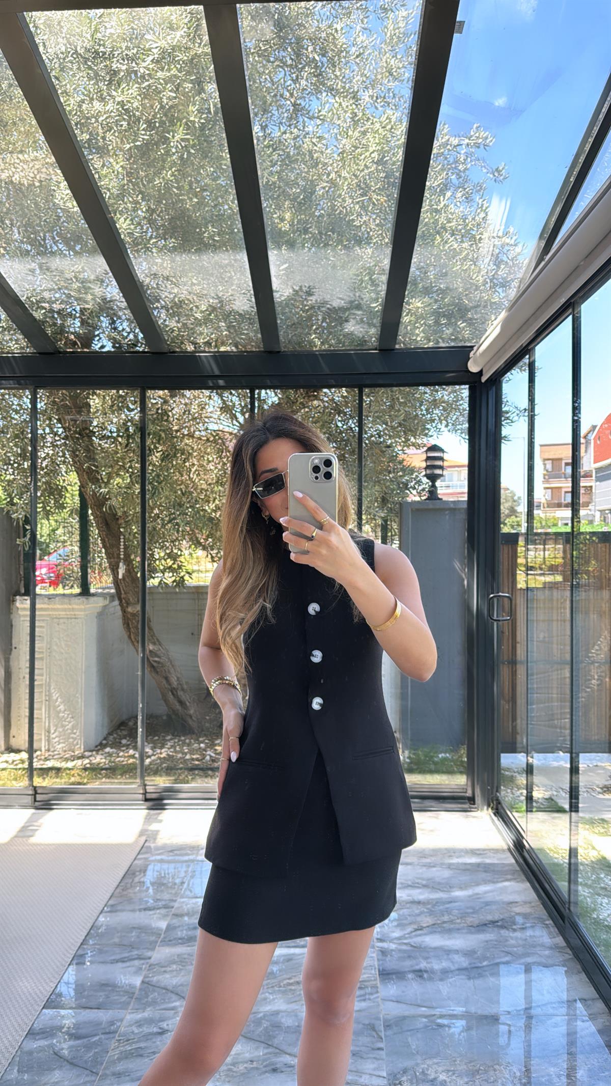 Siyah Düğmeli Yelekli Etek Takım