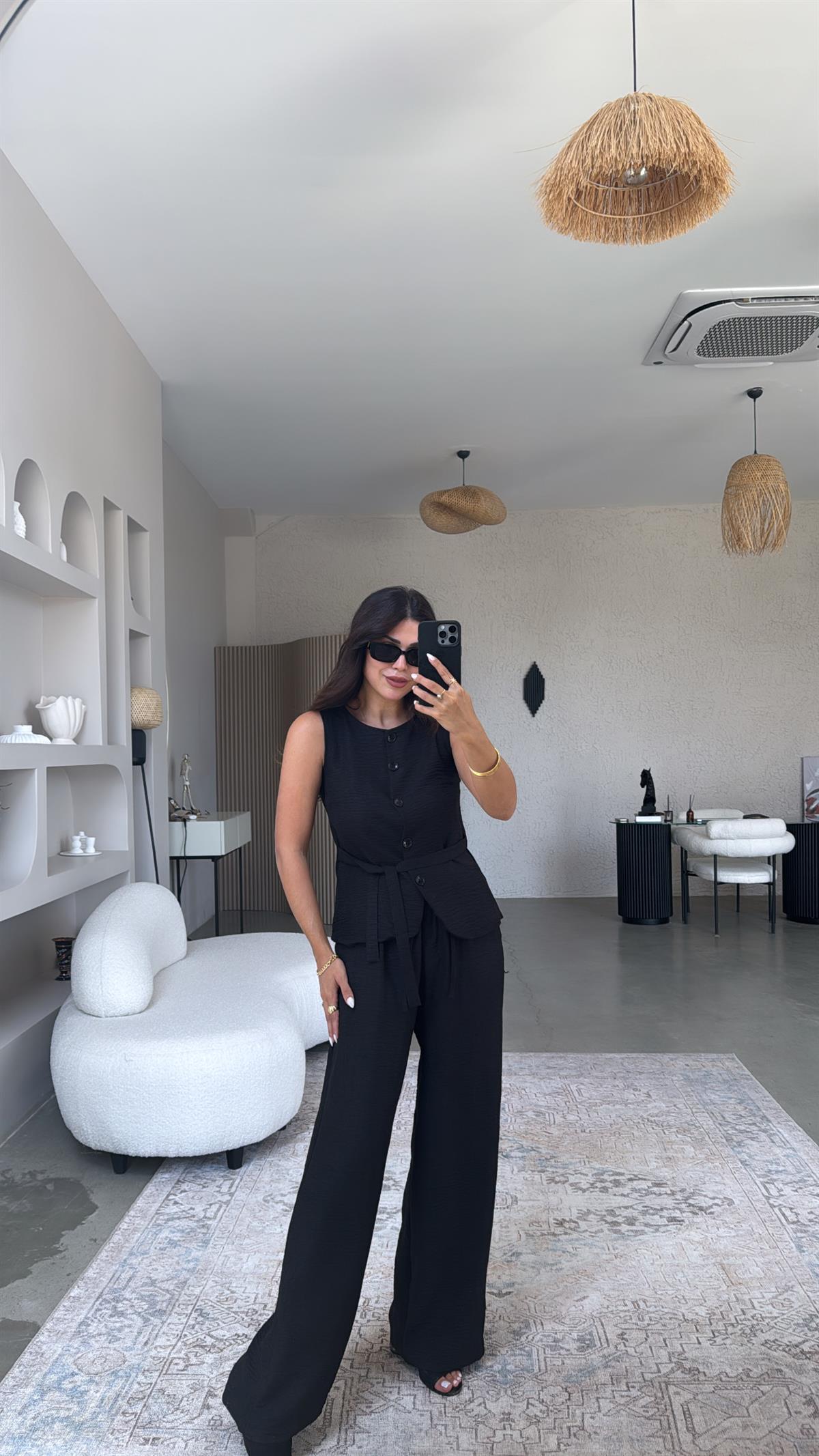 Siyah Düğmeli Yelekli Takım