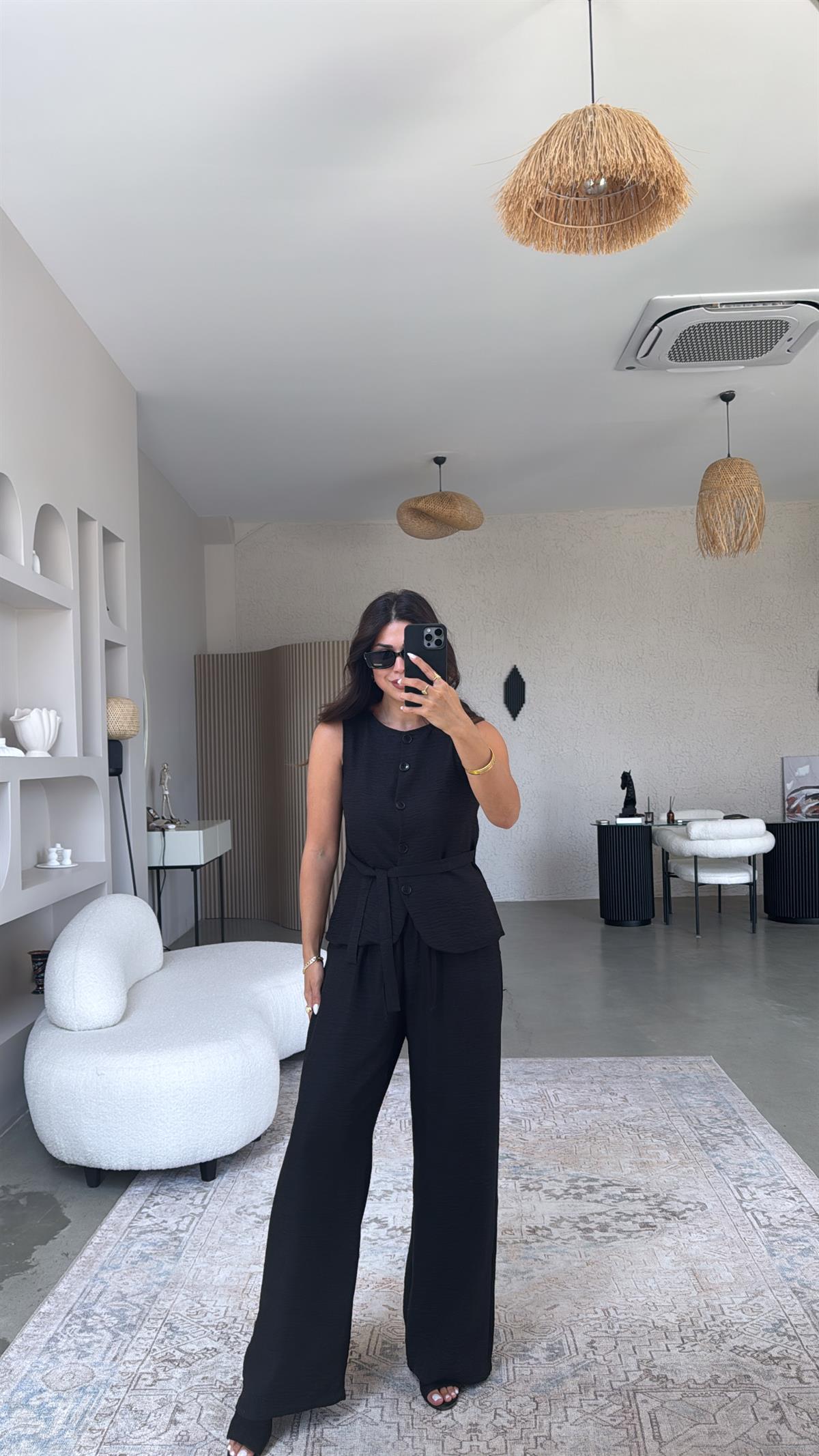 Siyah Düğmeli Yelekli Takım