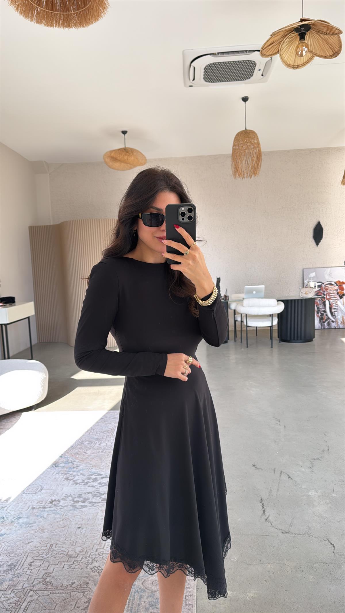 Siyah Eteği Dantelli Vatkalı Elbise