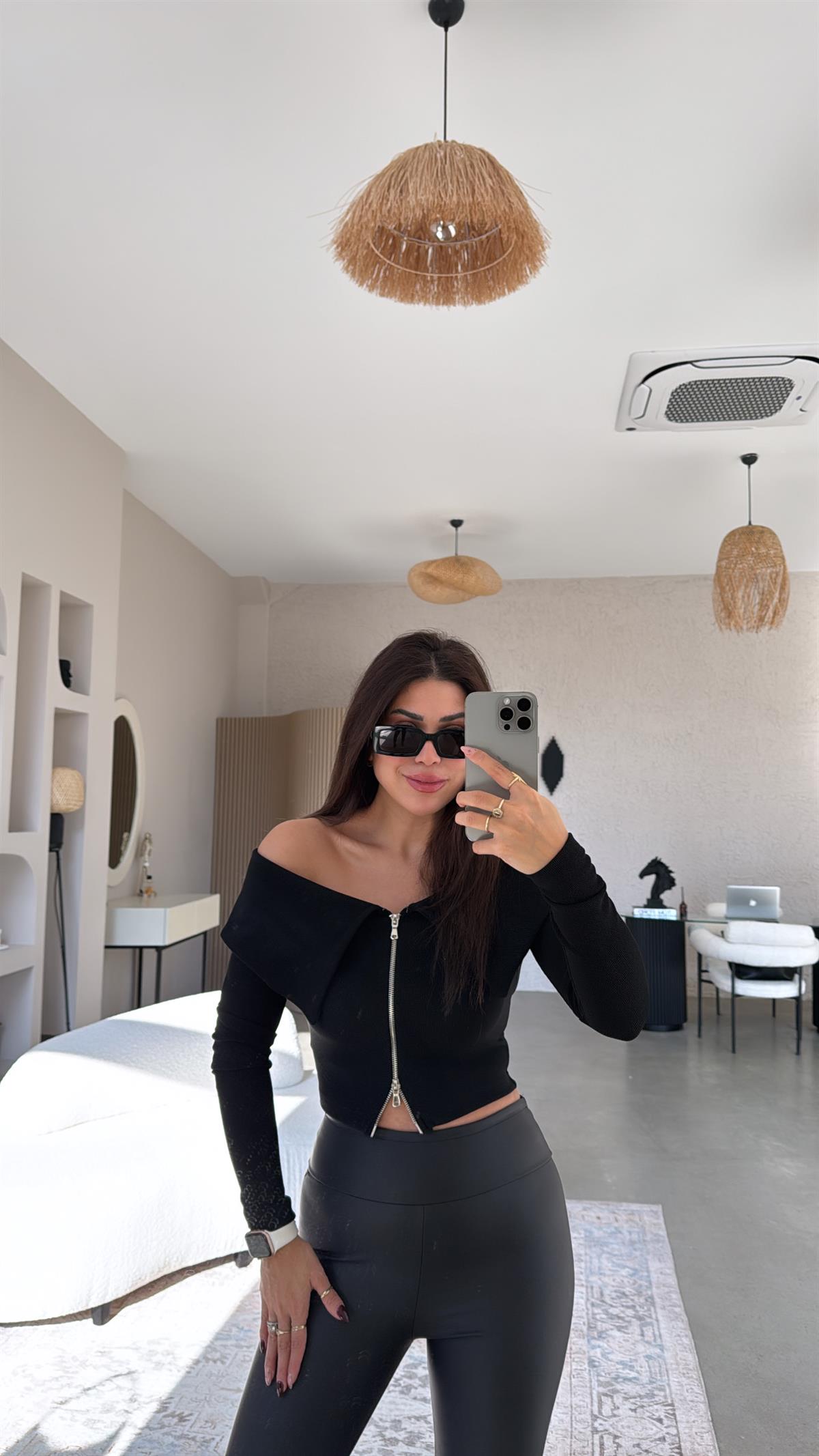 Siyah Fermuar Detaylı Madonna Bluz